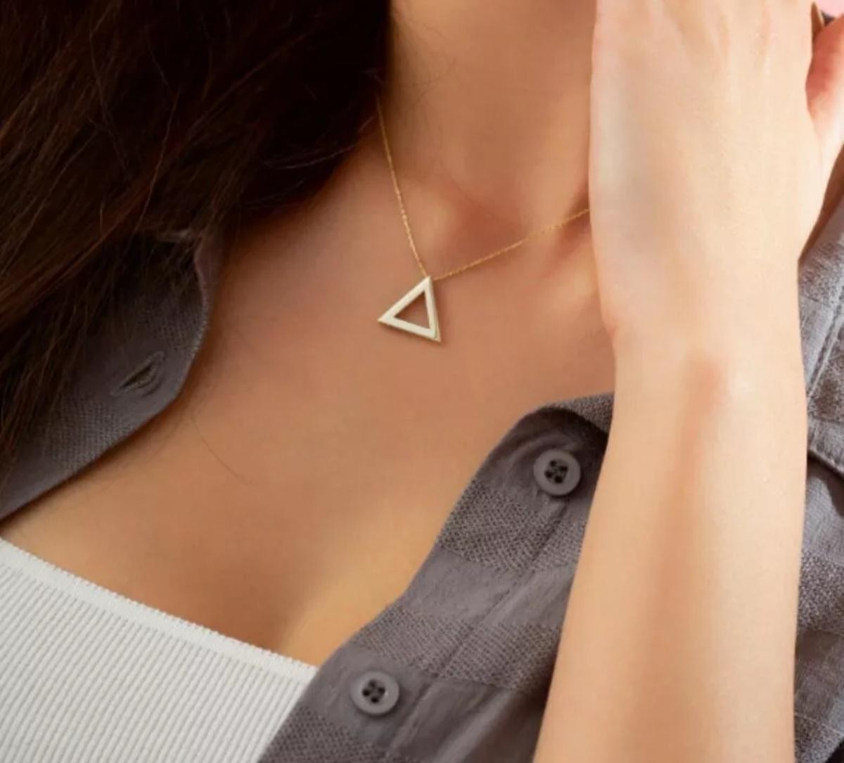 14k Solid Yellow Gold Triangle Geometric Necklace Dainty Minimalist Necklace. in vendita 7