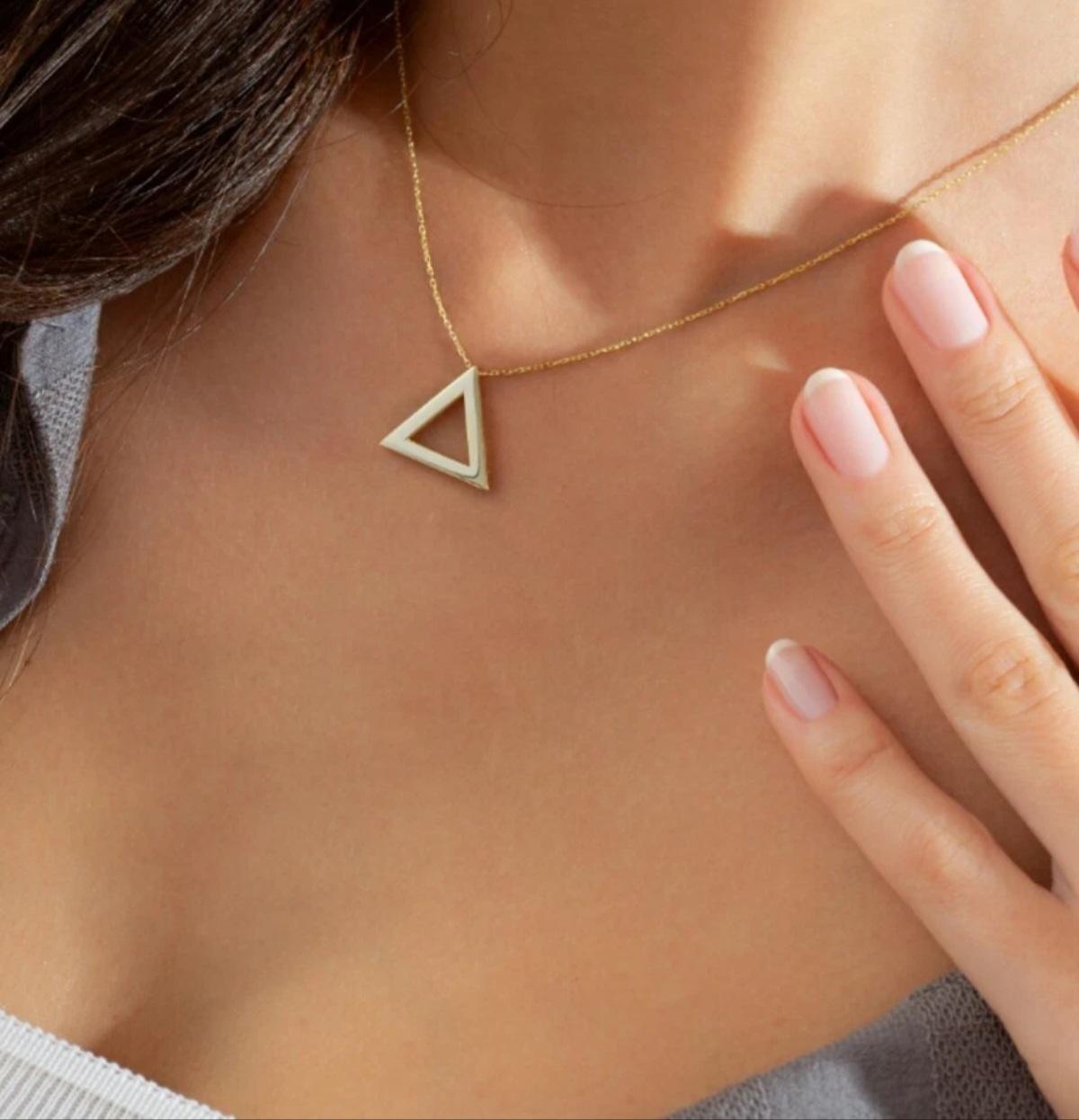 14k Solid Yellow Gold Triangle Geometric Necklace Dainty Minimalist Necklace. In condizioni Nuovo in vendita a Chicago, IL