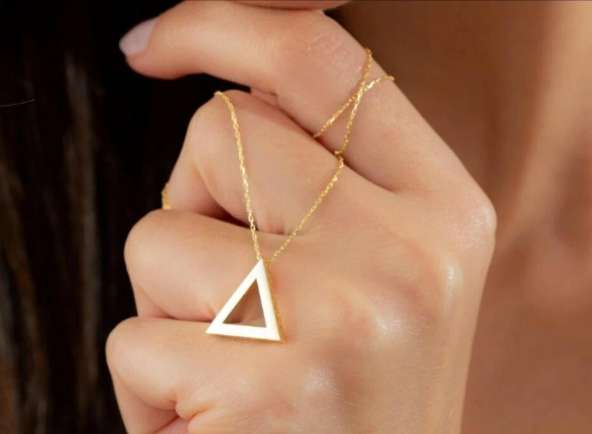 14k Solid Yellow Gold Triangle Geometric Necklace Dainty Minimalist Necklace. in vendita 4