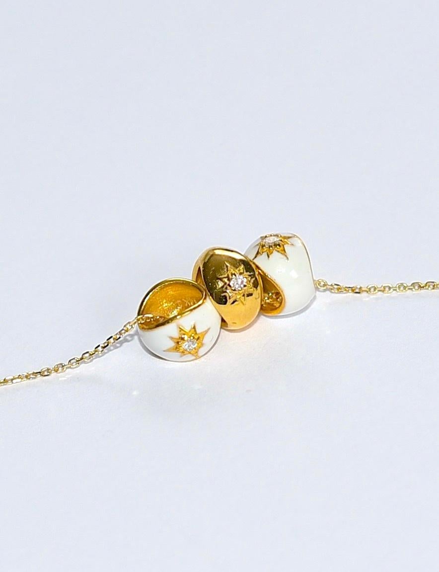 Moderne Collier en or jaune massif 14k, émail blanc, étoile en étoile avec accents de diamants en vente