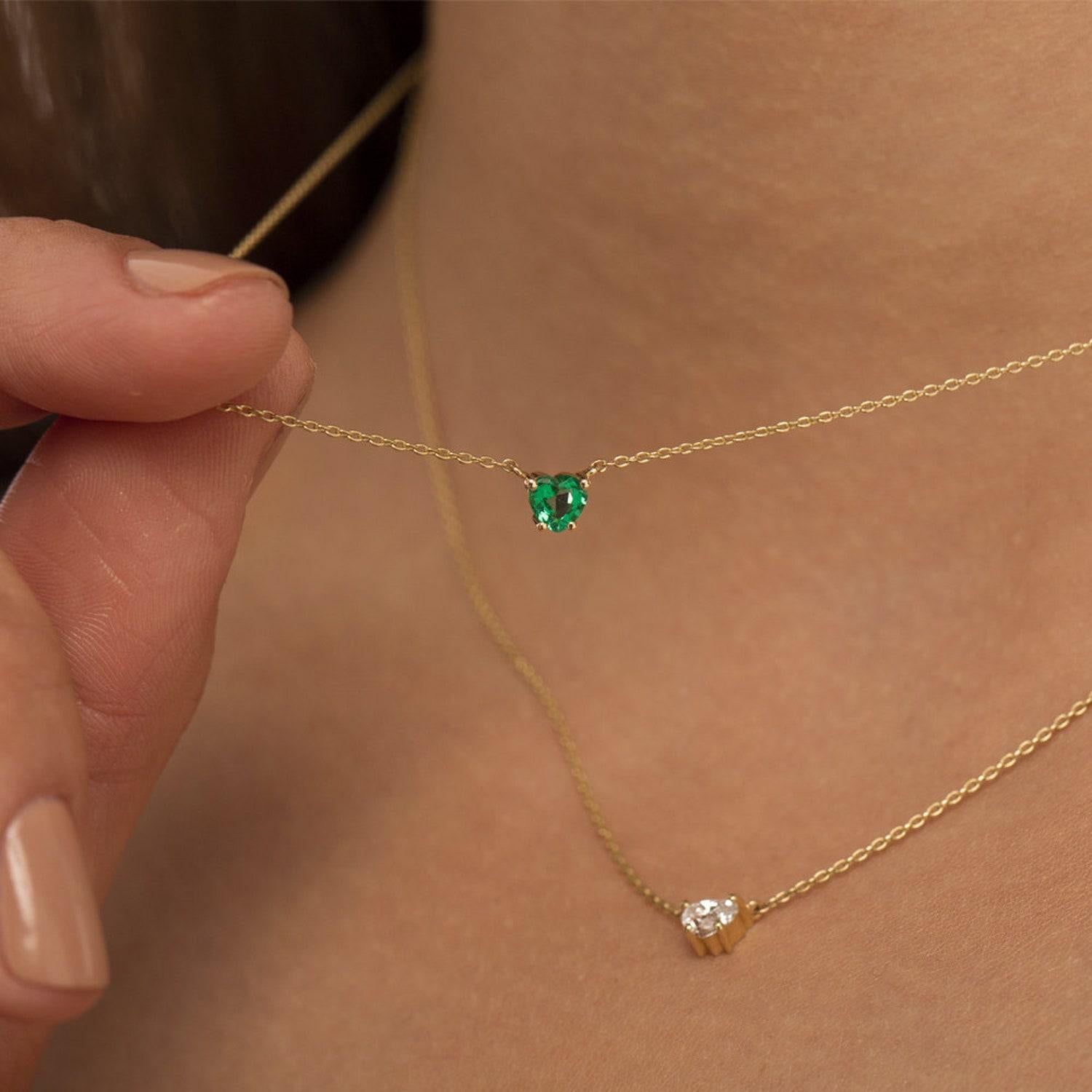 Einzelheiten zum Artikel:-

✦ SKU:- JNC00011YYY

✦ Produktspezifikation:-
- • Gold Kt: 14K (auch in 18K erhältlich)
- • Verfügbare Goldfarben: Roségold, Gelbgold, Weißgold
- • Herzform Smaragd: 1 Stück 4x4 MM
- • Smaragd Karat Gewicht: 0.30