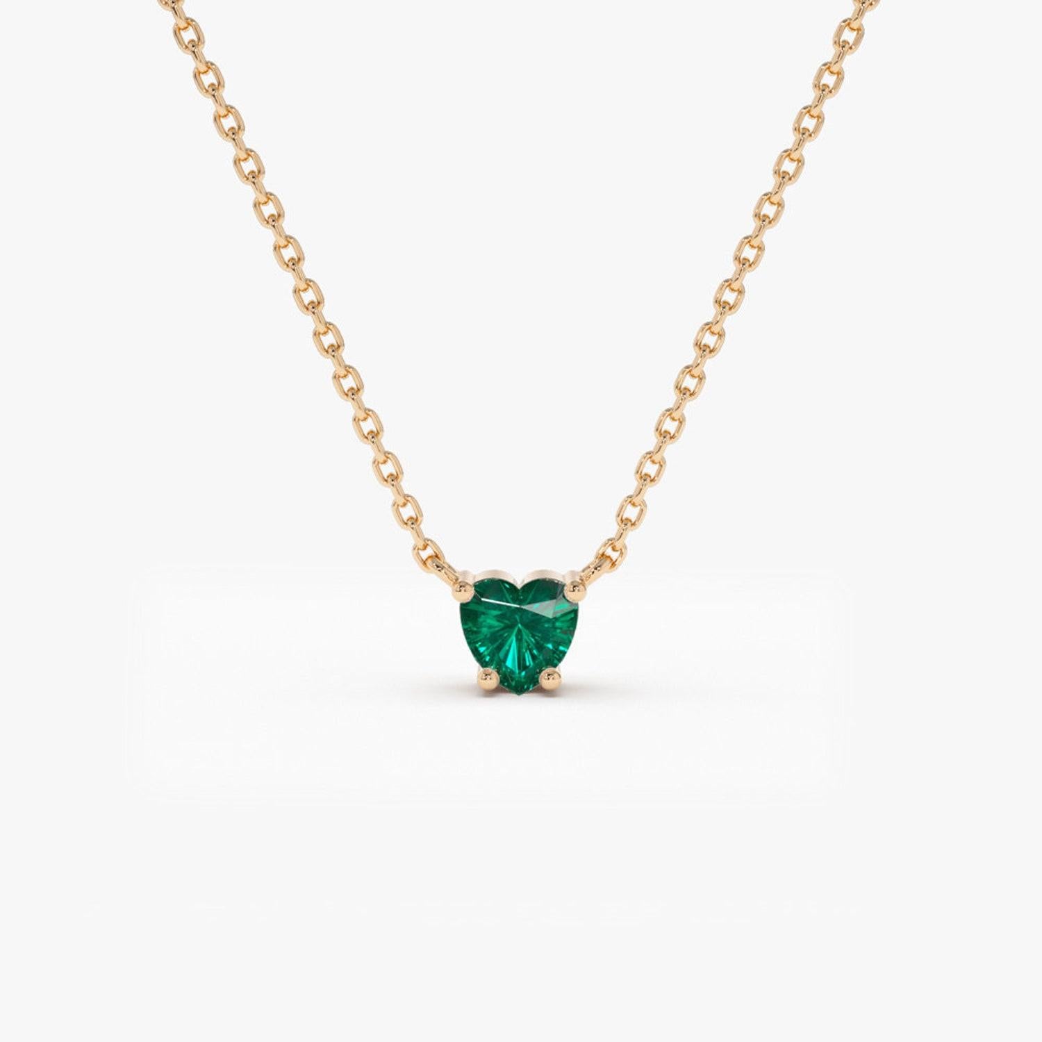 14k Solitaire Heart Emerald Pendant / 14k Gold Layering Emerald Necklace In New Condition For Sale In Jaipur, RJ