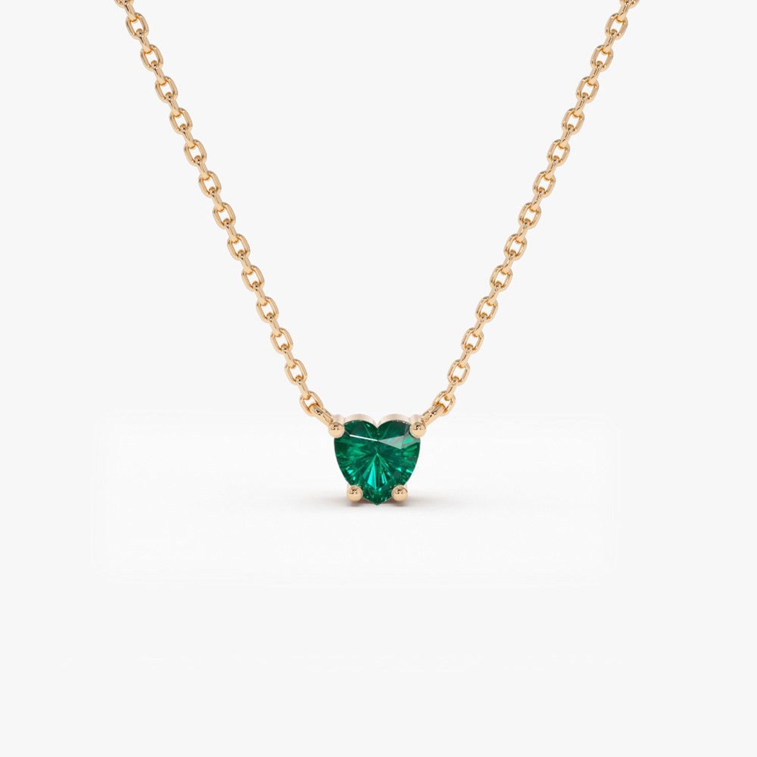 14k Solitär Herz Smaragd Anhänger / 14k Gold Layering Smaragd Halskette im Zustand „Neu“ im Angebot in Jaipur, RJ