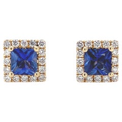 Clous d'oreilles carrés en saphir bleu 14 carats avec halo de diamants