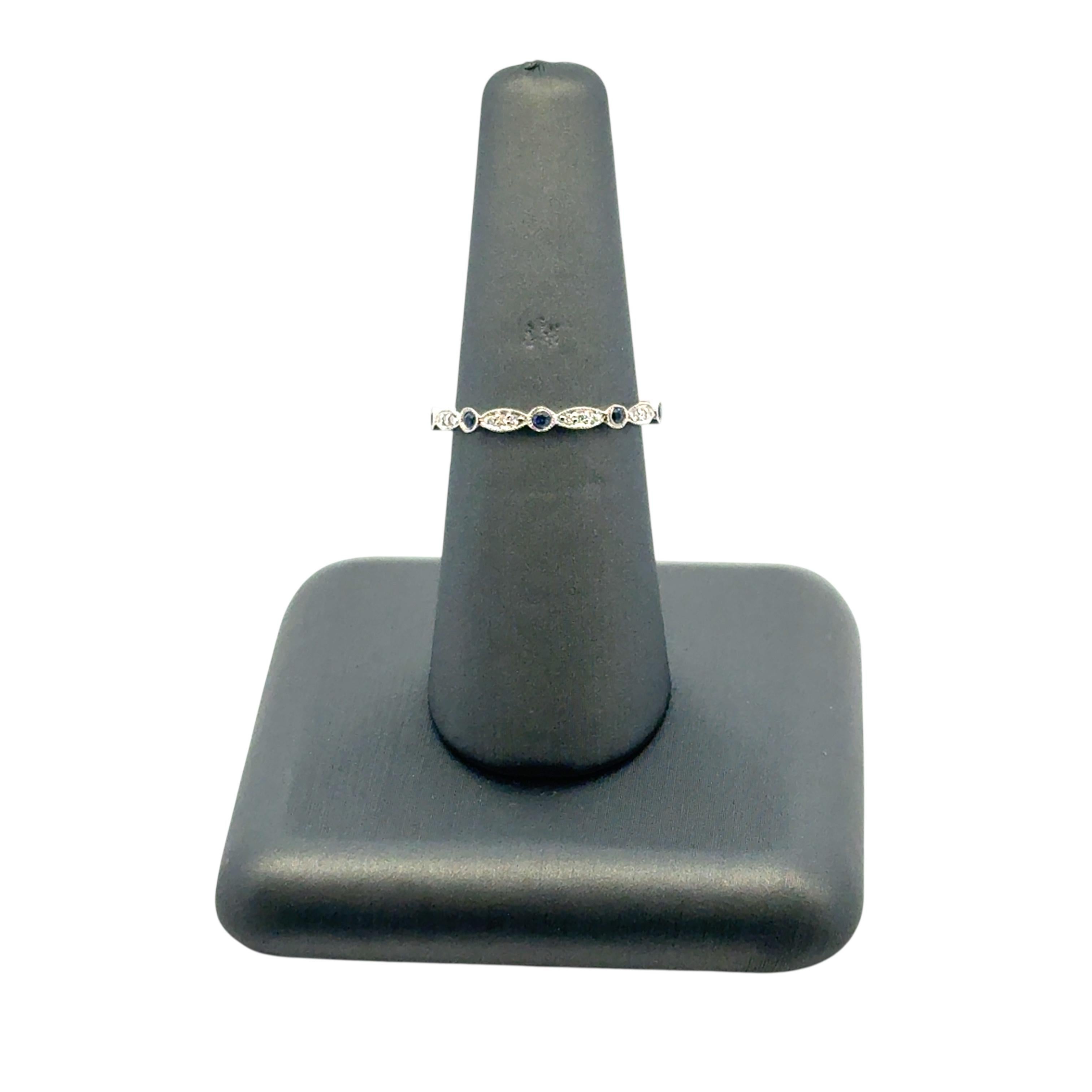 14k Stapelbarer Ring mit blauem Saphir und Diamant (Rundschliff) im Angebot