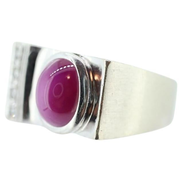 Vintage from the 1970s
Size: 8 US
Materials: White gold
Gemstone: Ruby
Gem color: Blue
Band color: White

Style: Art nouveau

Wonderful Signet ring with a cabochon star ruby and inline diamonds.

The star is vivid in any light and follows the light