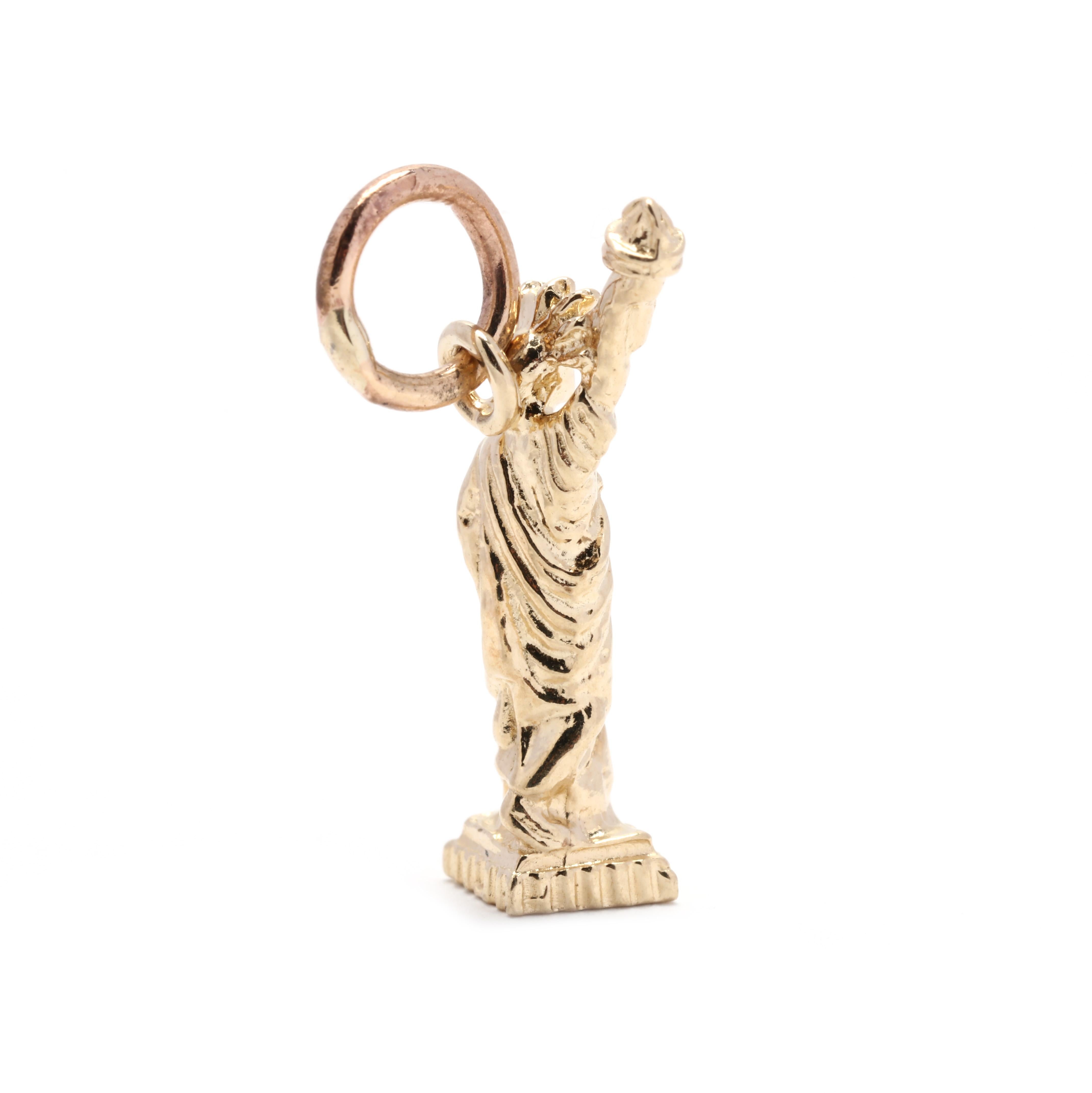 A vintage 14 karat yellow gold Statue of Liberty charm. This charm features a miniature Lady Liberty motif with a round jump ring.



Length: 3/4 in.



Width: 1/4 in.



Weight: 1.1 dwts.