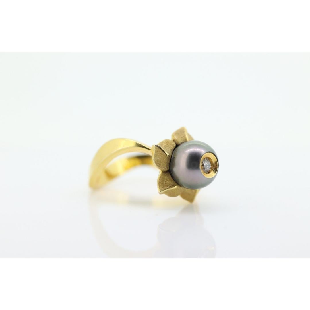 Vintage
Taglia: 6 1/4 US
Materiali: Pietra
Pietra preziosa: Perla
Colore della gemma: Champagne

Colore della banda: Oro

Anello con perle e diamanti GALATEA 14k.

Magnifico anello di perle. GRANDE perla di Tahiti forata con un diamante centrale. Il