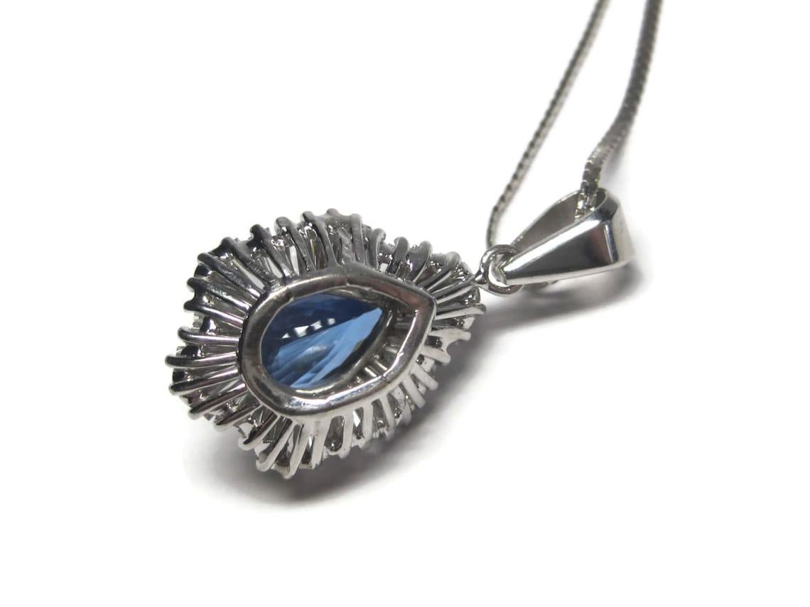 Collana personalizzata con ciondolo di tanzanite e diamanti in oro bianco 14K da 5,5 carati in vendita 2