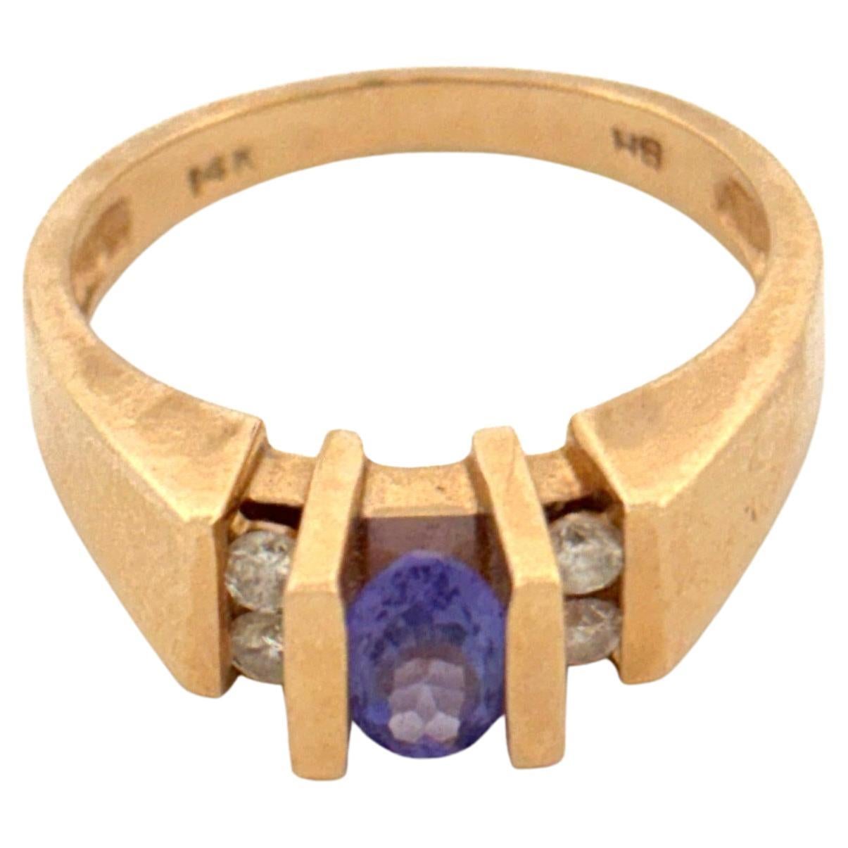 Bague avec une tanzanite de 14 carats au centre, flanquée de diamants sur les côtés