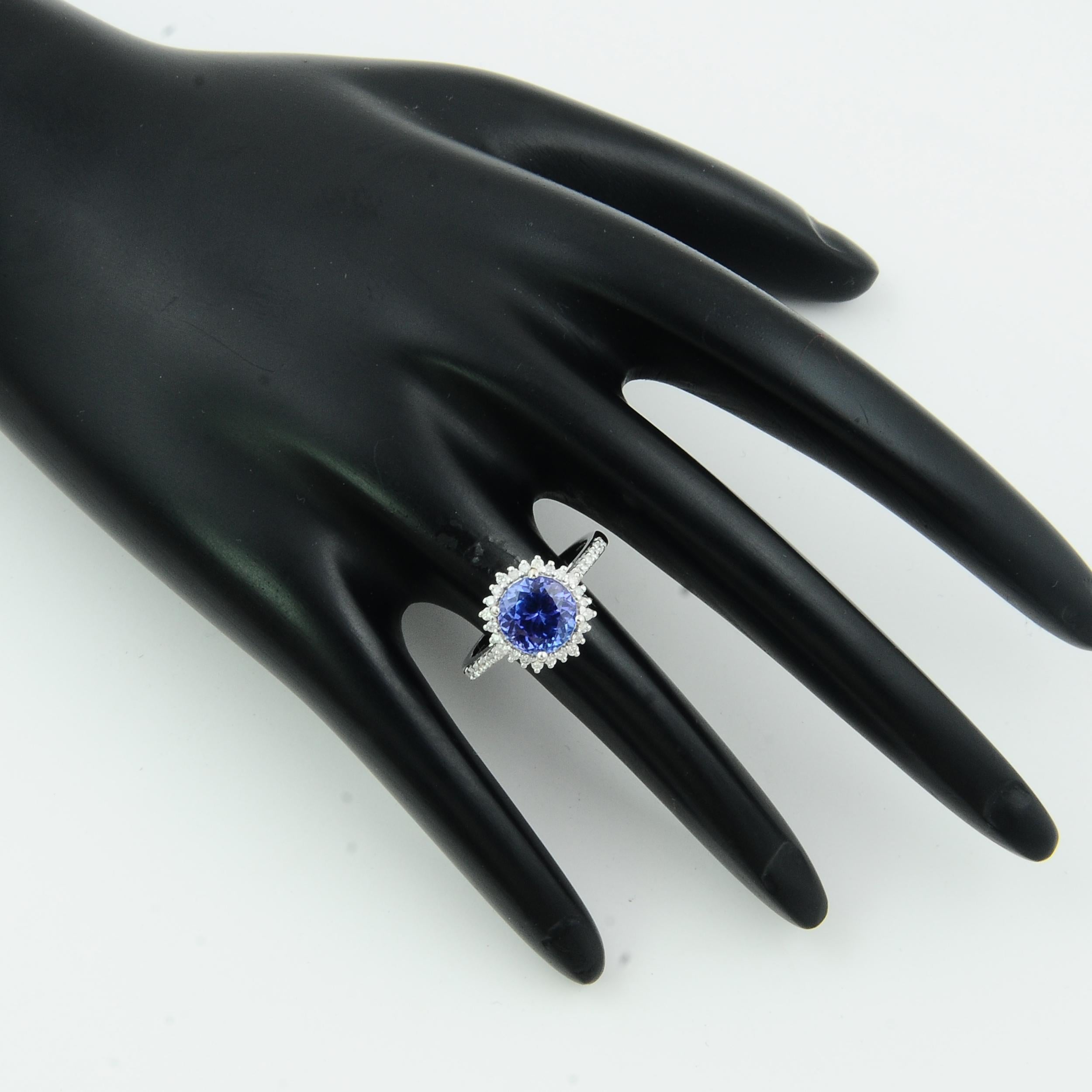 Dieser Cocktailring aus 14 Karat Weißgold mit Tansaniten und Diamanten von Jeweltique ist ein atemberaubendes Schmuckstück, das Eleganz und Luxus vereint. Das Herzstück des Rings ist ein atemberaubender Tansanit, der von schillernden Diamanten