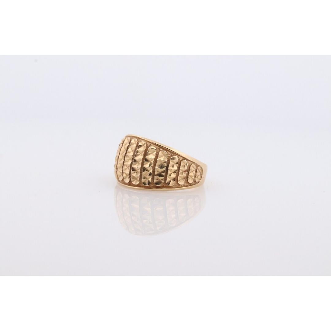 14k Textured Wide Dome 14k Yellow Gold Band. 14k Engraved and Textured ring. In Good Condition For Sale In Port Charlotte, FL