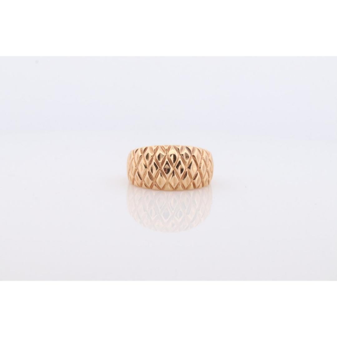 Bandeau en or jaune 14k texturé à large dôme. JCM 14k gravé et texturé en vente 1