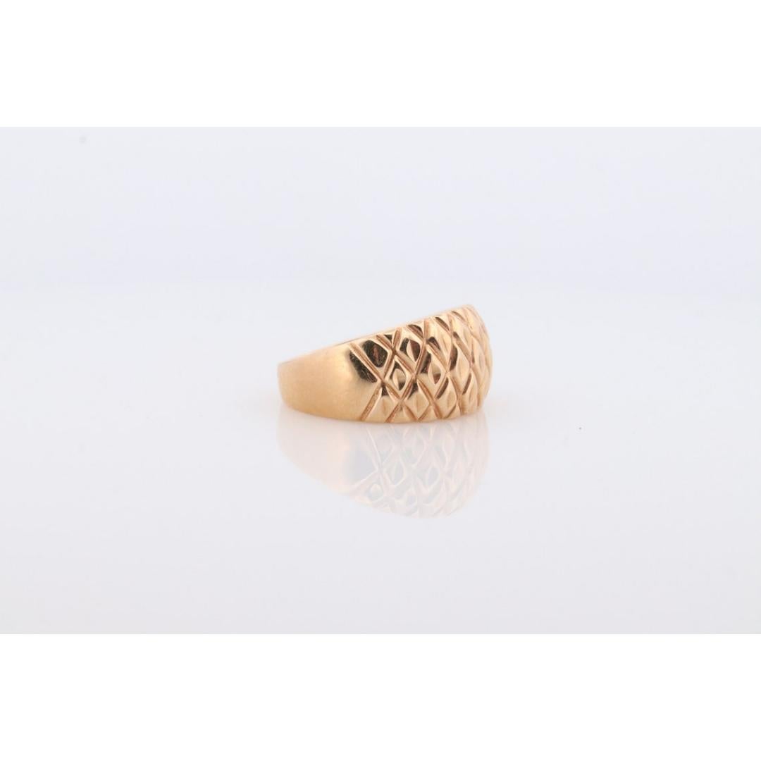 Bandeau en or jaune 14k texturé à large dôme. JCM 14k gravé et texturé en vente 2
