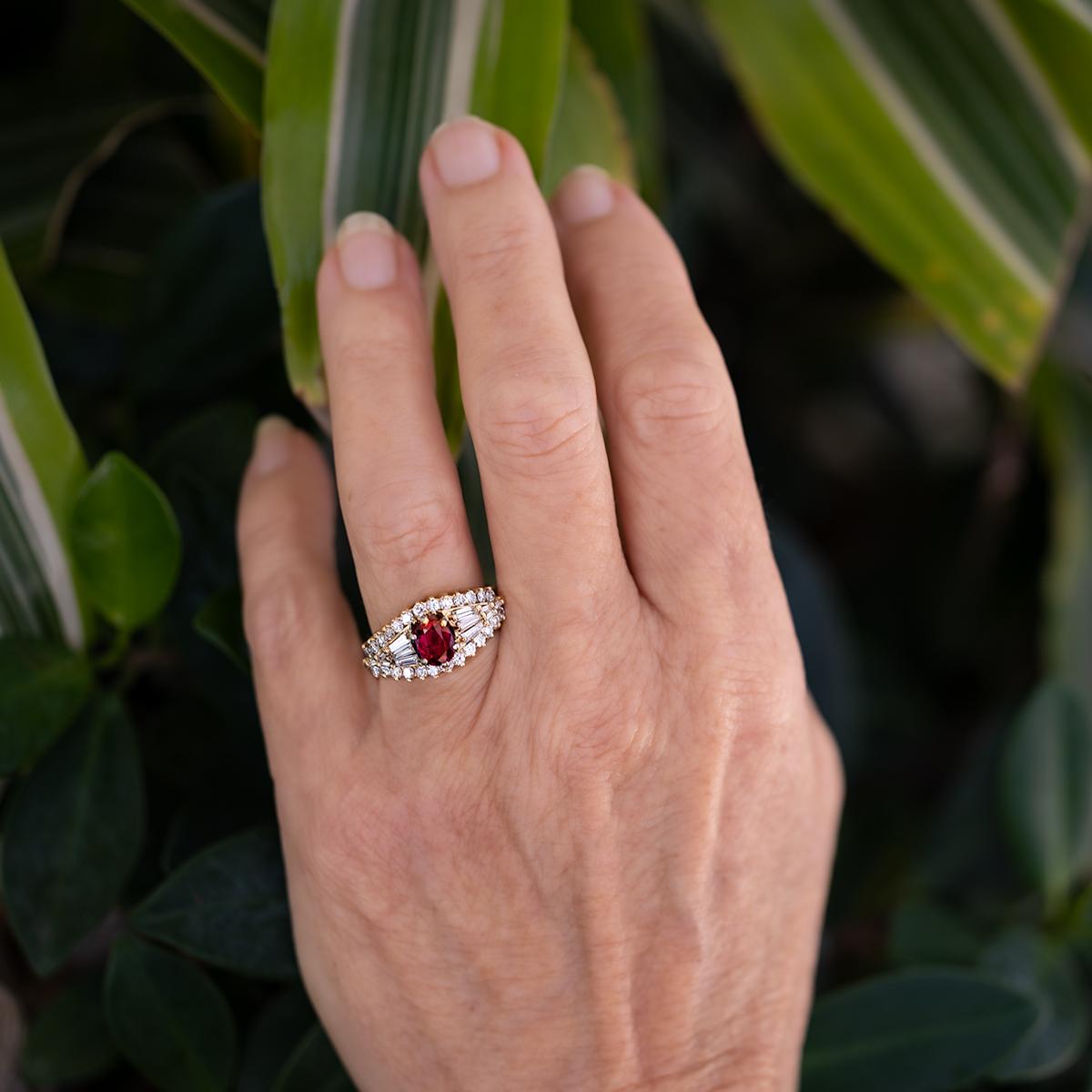 Realizzato con maestria, questo anello di rubino mette in mostra un vibrante rubino tailandese. Simbolo di passione e fiducia, si dice che la tonalità rosso intenso di questa gemma porti fortuna e prosperità. L'aggiunta perfetta a qualsiasi