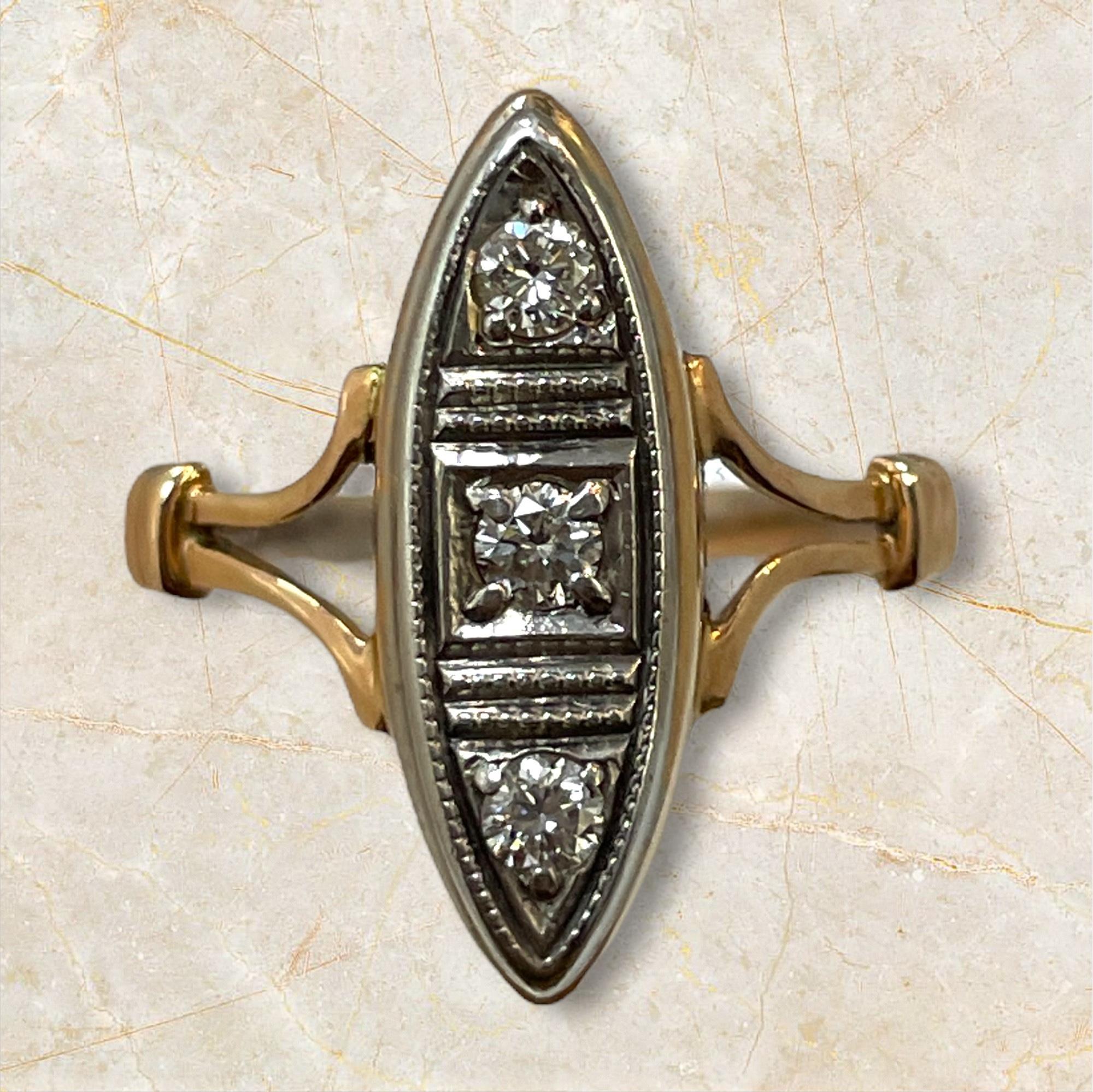 Cette bague exquise présente un design russe classique, méticuleusement réalisé en or jaune 14K. Ornée de trois pierres étonnantes, cette pièce élégante incarne la sophistication et la beauté intemporelle. Parfaite pour les occasions spéciales ou