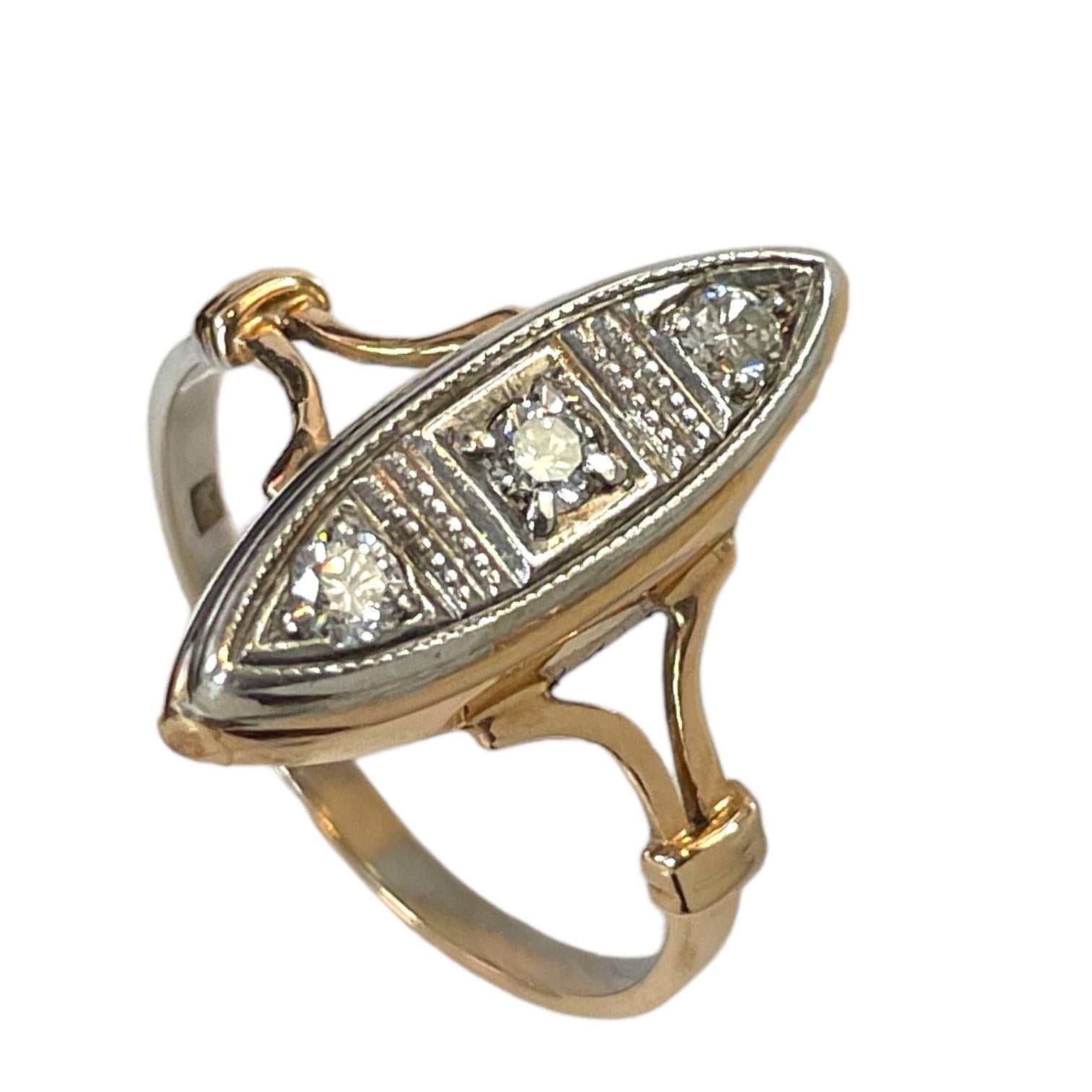 Bague russe à trois pierres 14 carats Excellent état - En vente à New York, NY