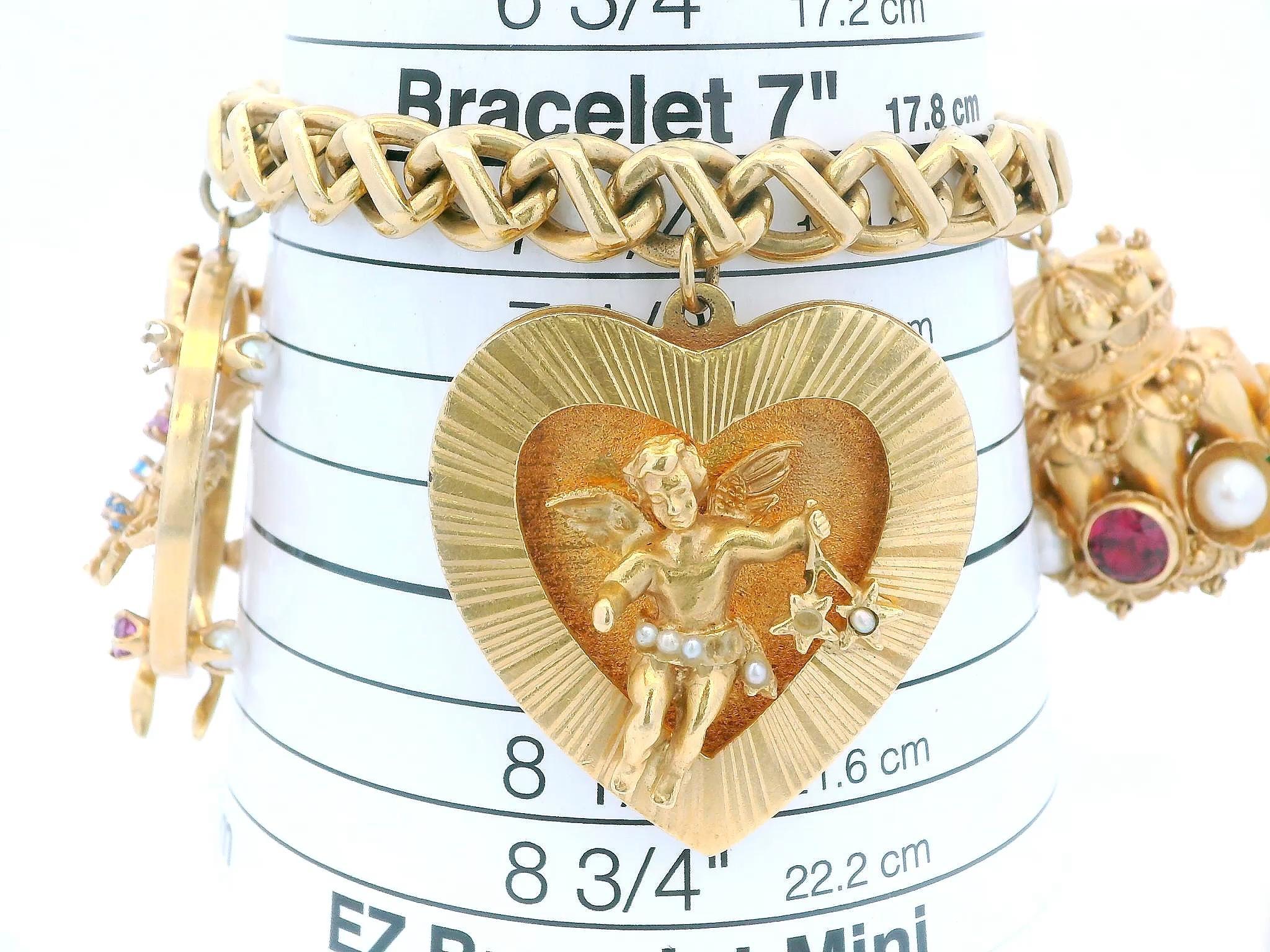 Questo squisito bracciale charme del 1960 è un vero esempio di eleganza di metà secolo, sapientemente disegnato da Tiffany & Co. Il bracciale presenta un design audace a catena in oro giallo 14 carati, che costituisce una base straordinaria per i