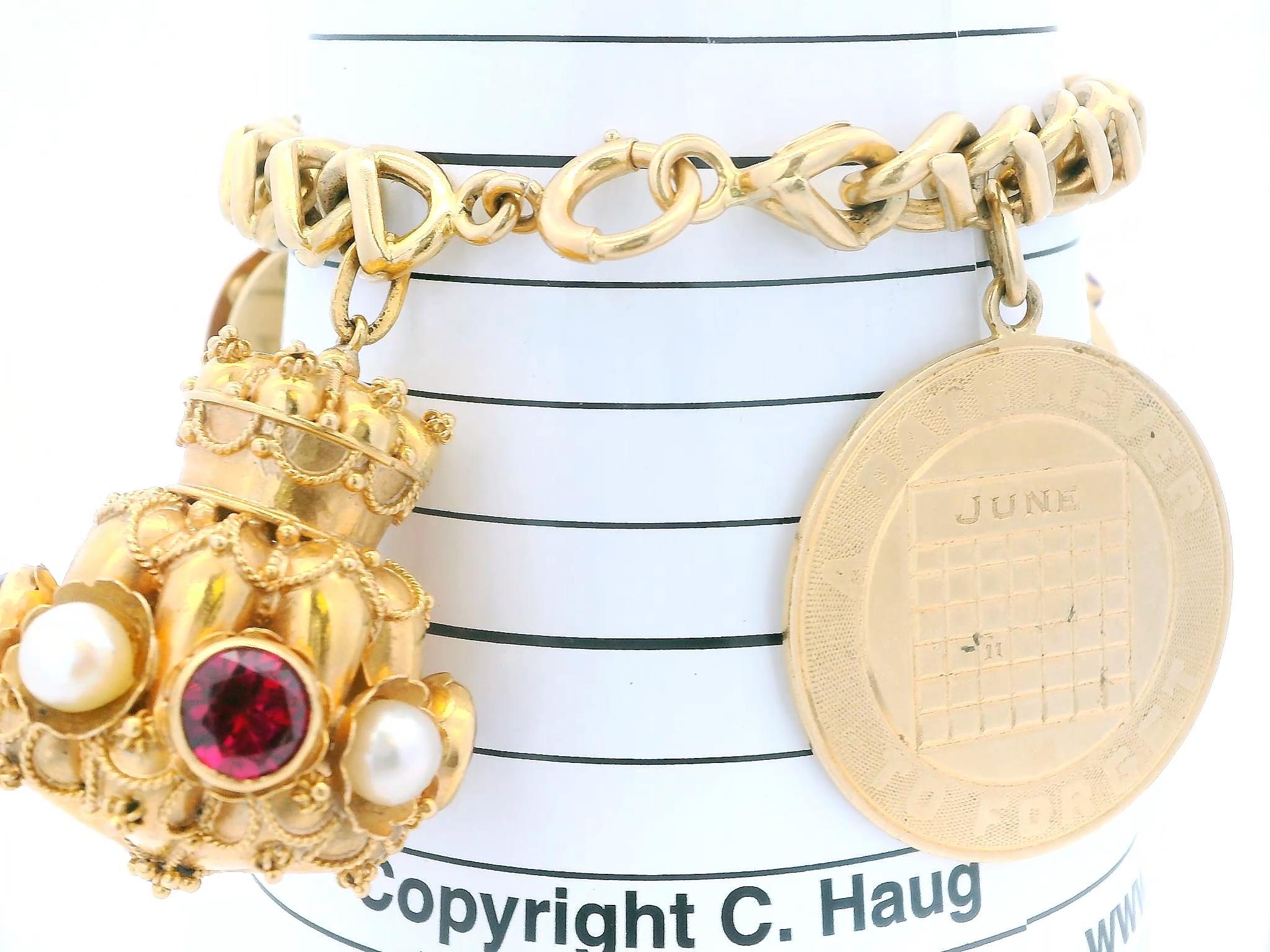 Bracciale Tiffany & Co. 14 carati con charms del periodo corretto (18 carati) del Medioevo In condizioni buone in vendita a Great Neck Plaza, NY