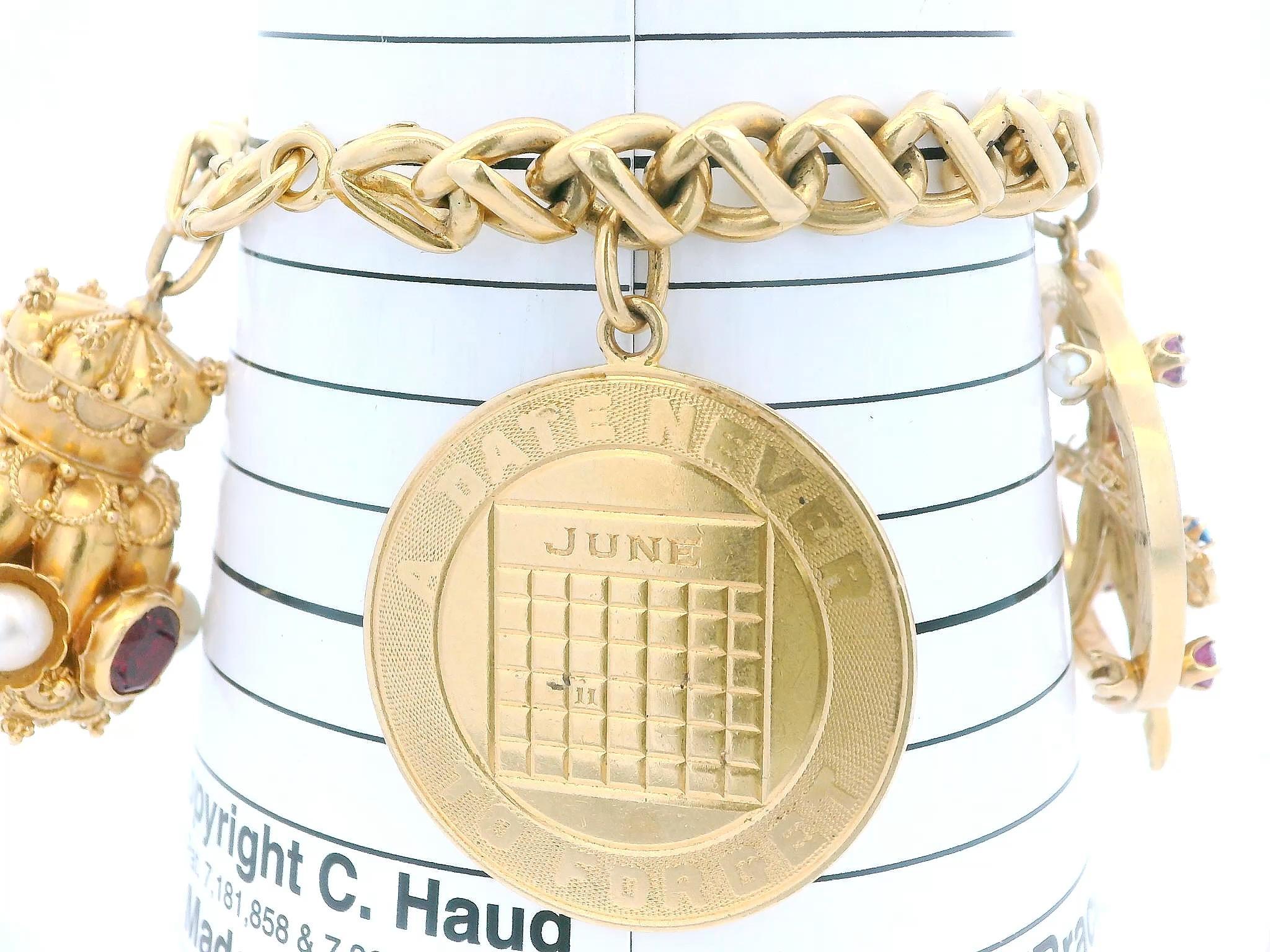 Bracciale Tiffany & Co. 14 carati con charms del periodo corretto (18 carati) del Medioevo in vendita 1