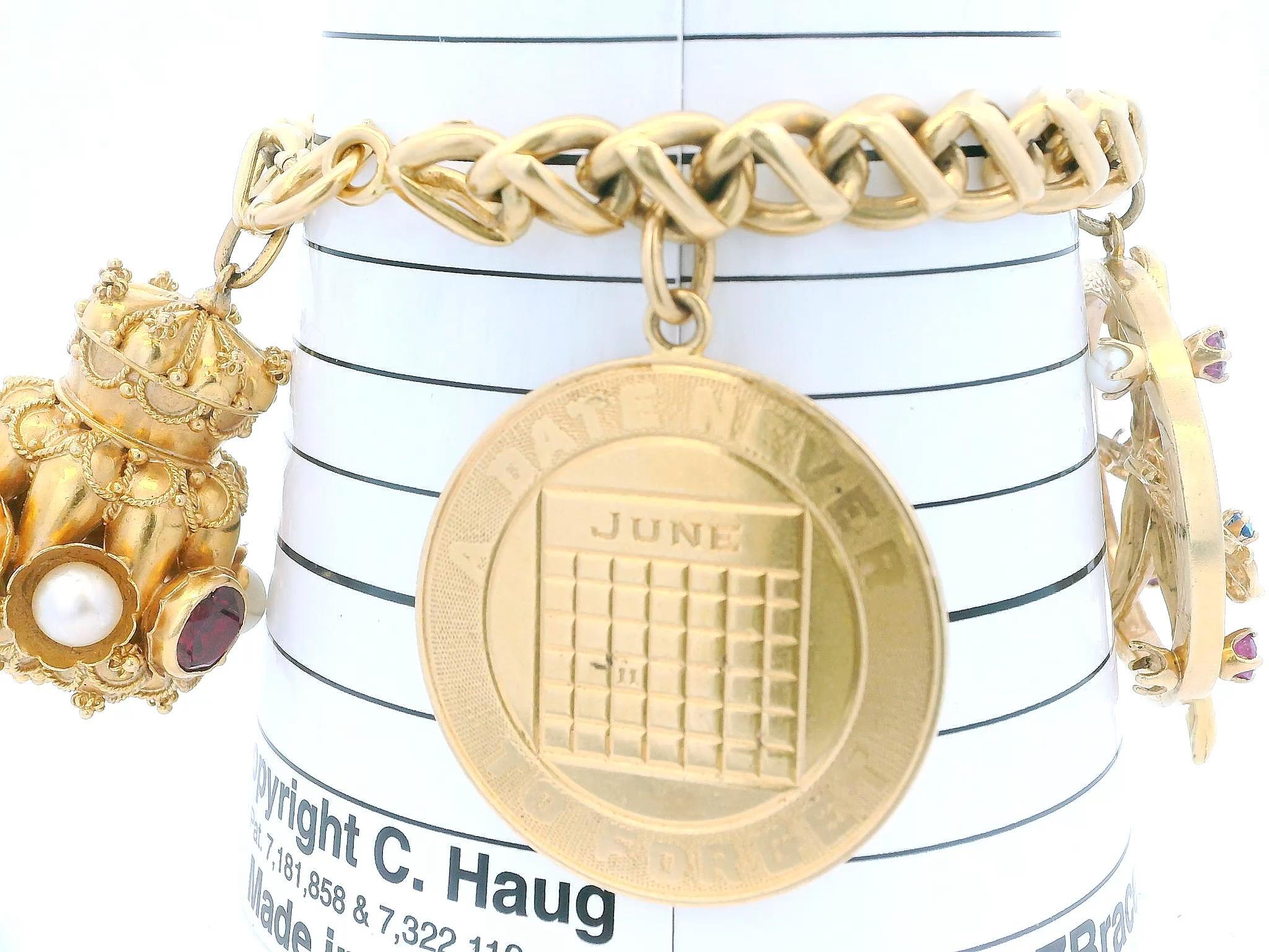 Bracciale Tiffany & Co. 14 carati con charms del periodo corretto (18 carati) del Medioevo in vendita 4