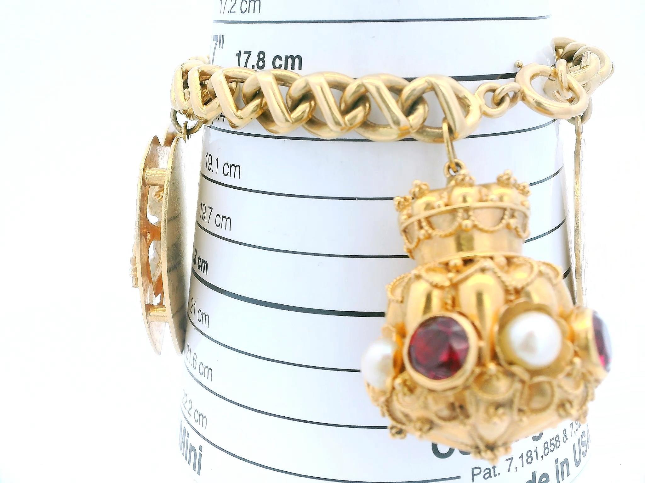 Bracciale Tiffany & Co. 14 carati con charms del periodo corretto (18 carati) del Medioevo in vendita 5