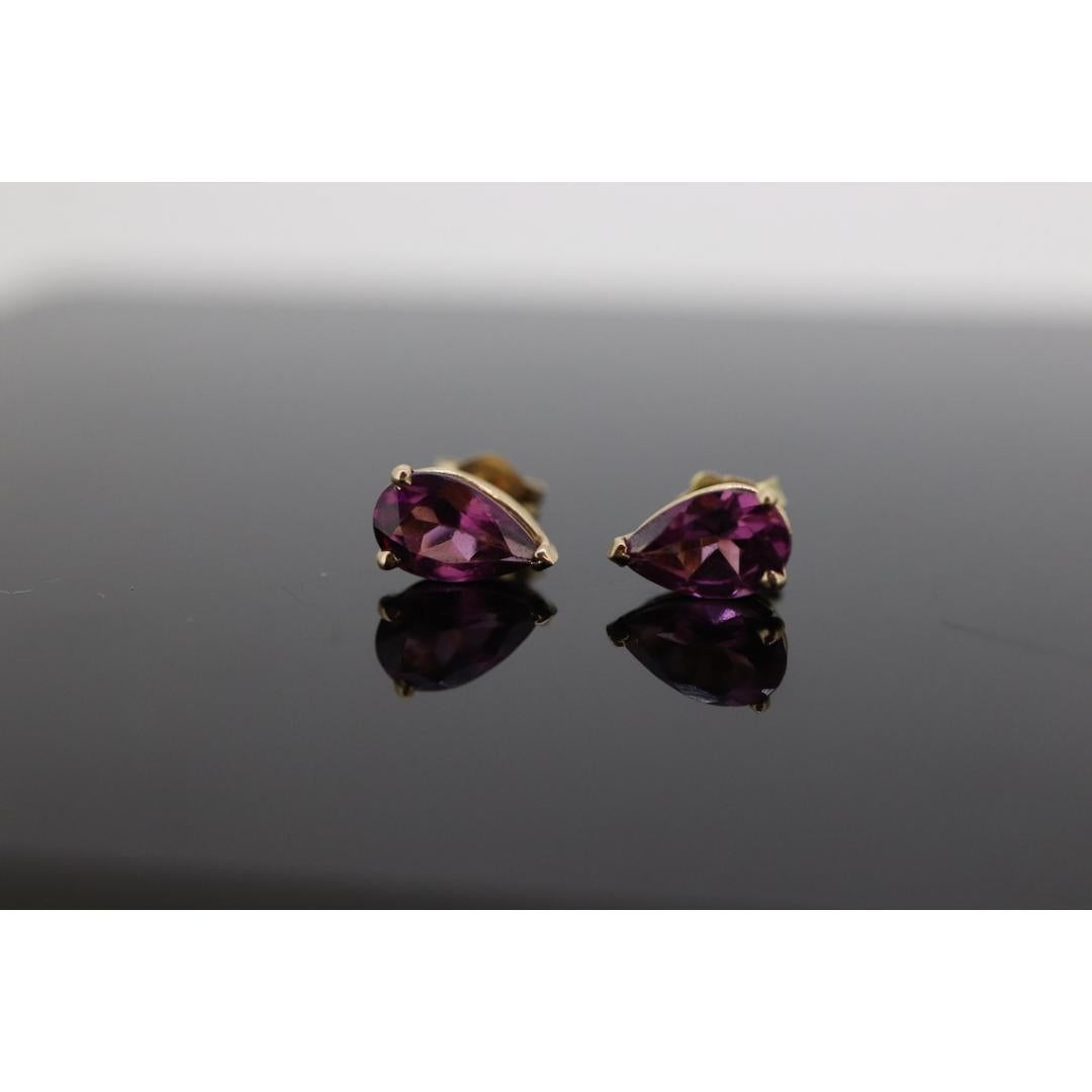 Vintage des années 1980
MATERIAL : Or
Pierre précieuse : Tourmaline

Type de bijoux : Boucles d'oreilles

Magnifique ensemble de boucles d'oreilles. Une couleur absolument magnifique.

Tourmaline rose/pourpre de taille poire sertie dans de l'or