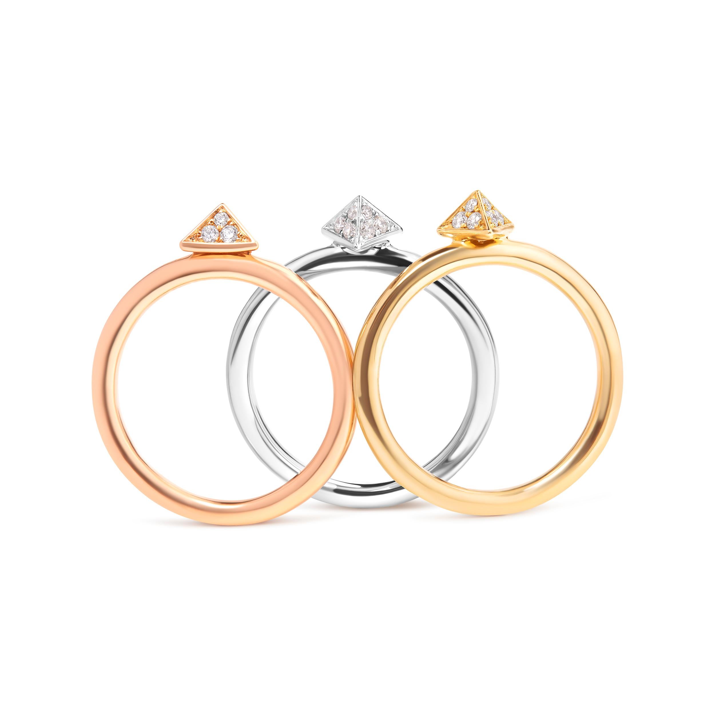 Entdecken Sie die bezaubernde Anziehungskraft von Eleganz und Vielseitigkeit mit diesem exquisiten Ring-Set aus dreifarbigem Gold und Diamanten. Das meisterhaft gefertigte Ensemble besteht aus drei verschiedenen Bändern, die jeweils aus luxuriösem