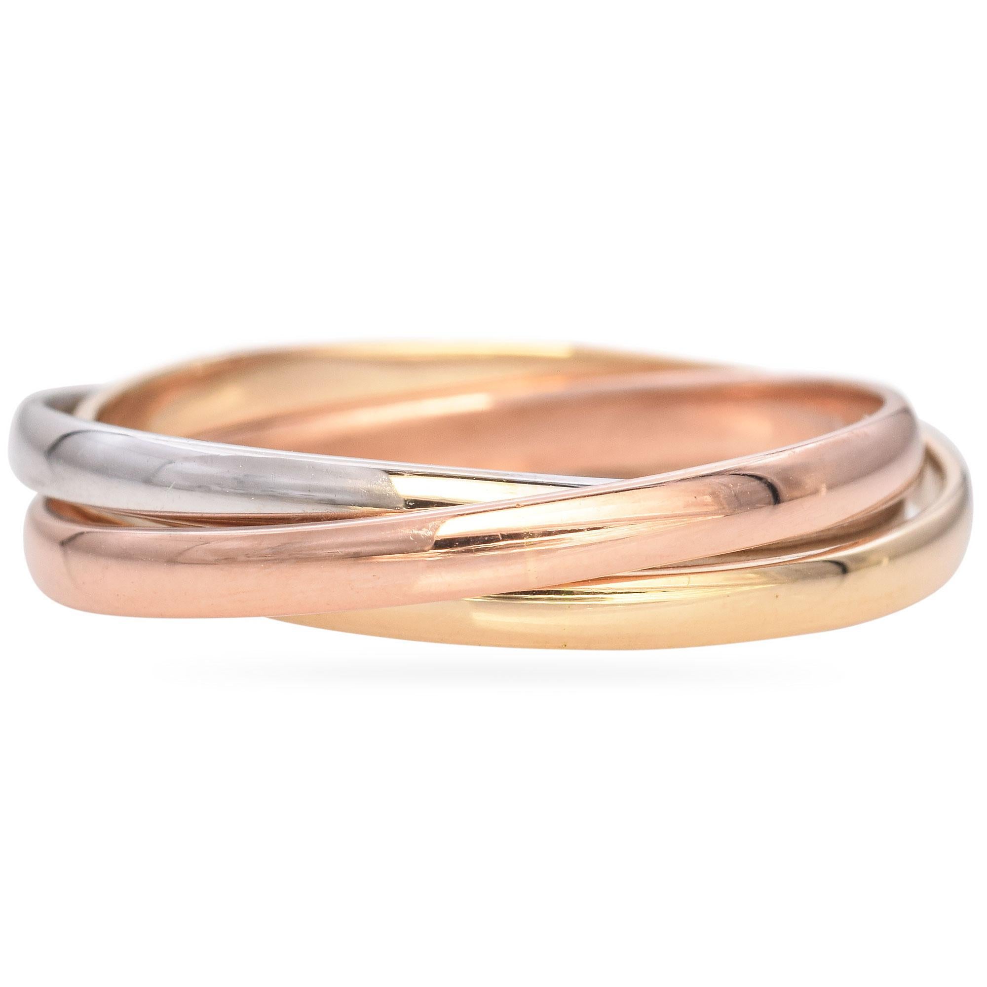 Questo anello a tre bande interconnesse presenta un elegante mix di tre diversi colori d'oro, collegati tra loro senza soluzione di continuità per un look moderno e impilabile. Ogni fascia offre una tonalità unica, creando contrasto e interesse
