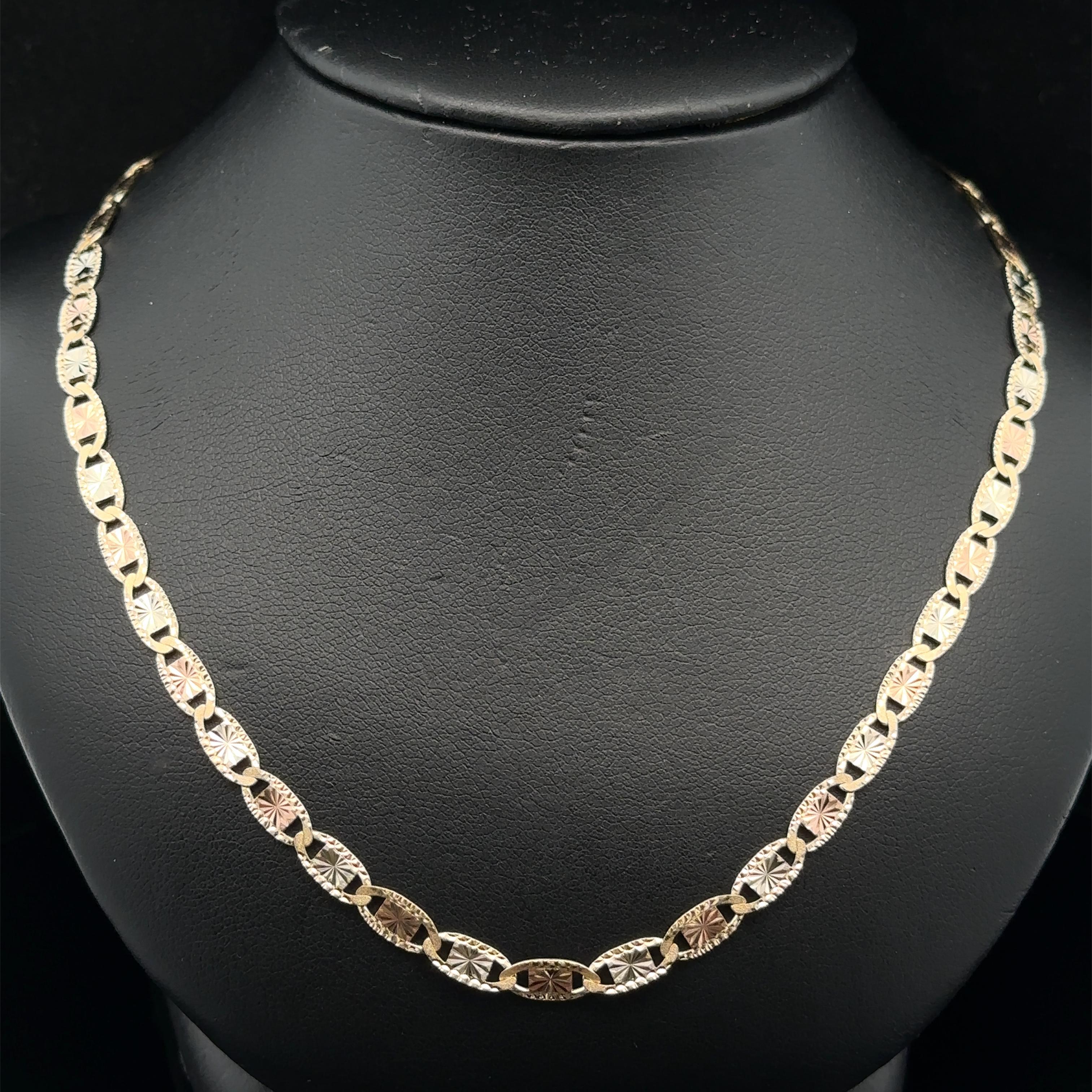 14k Tri Color Gold Flat Hand Etched Diamond Cut Mariner Link Necklace (Collier à maillons en or tricolore) Unisexe en vente