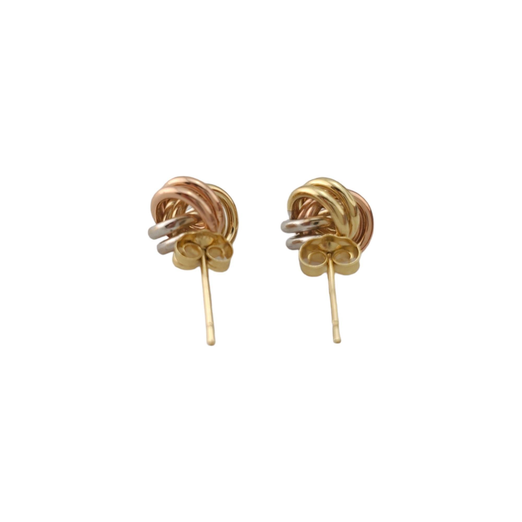 14K Tri Color Gold Knot Earrings

Stud earrings with knot design in 14K yellow, white and rose gold.

Hallmark: 14K 

Weight: 1.1 g/ 0.7 dwt.

Size: 9.4 mm X 8.1 mm X 7.1 mm

Very good condition, professionally polished.

Will come packaged in a