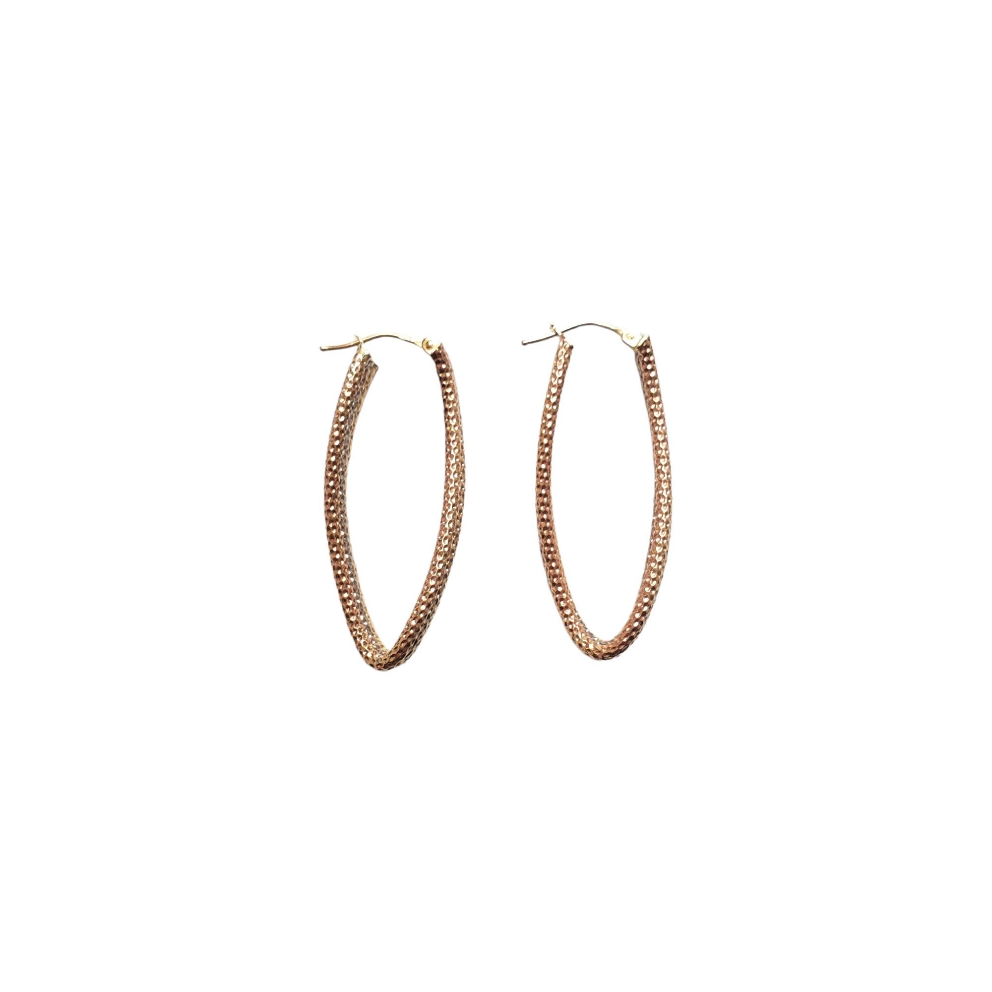 14K Rose Gold, Yellow Gold, and White Gold 3 Tone Twist Earrings

These earrings feature a 3 tone twisted rope design with rose gold, yellow gold, and white gold.

42 mm in length and approx. 17mm wide

Hallmark: 585

Weight: 5.0 gr/ 3.2 dwt

Very