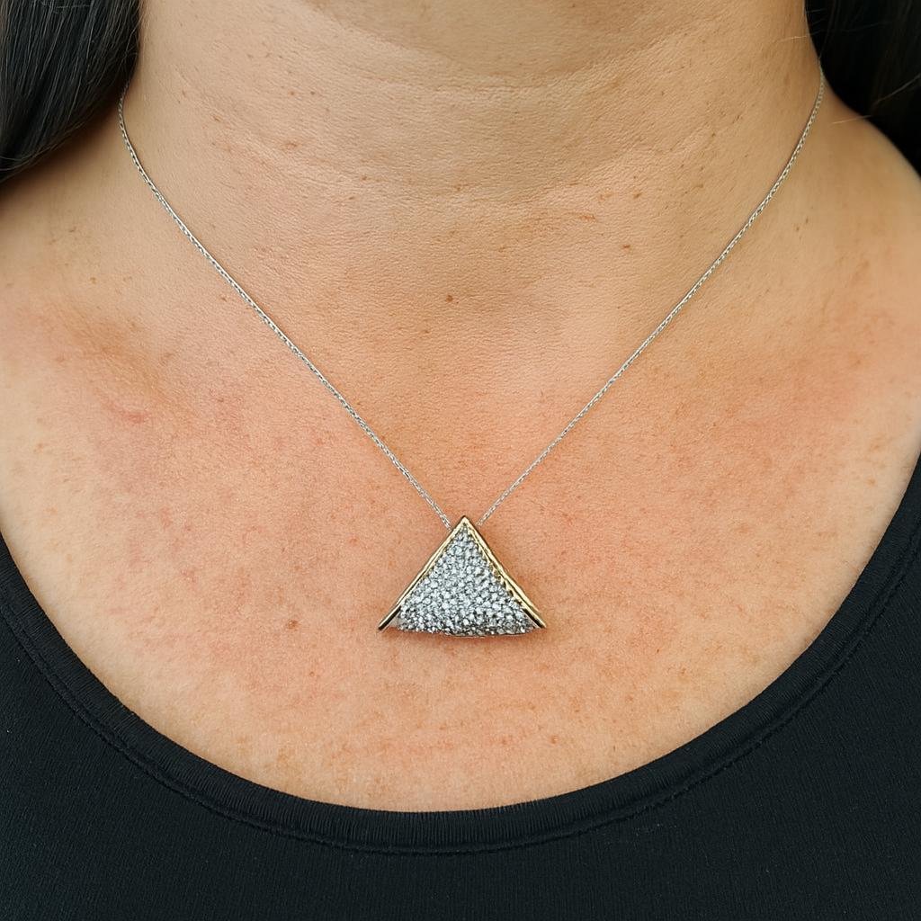 Oro TT 14k 0,72ctw Diamante coperto Ciondolo a scorrimento Chevron triangolare in vendita 1