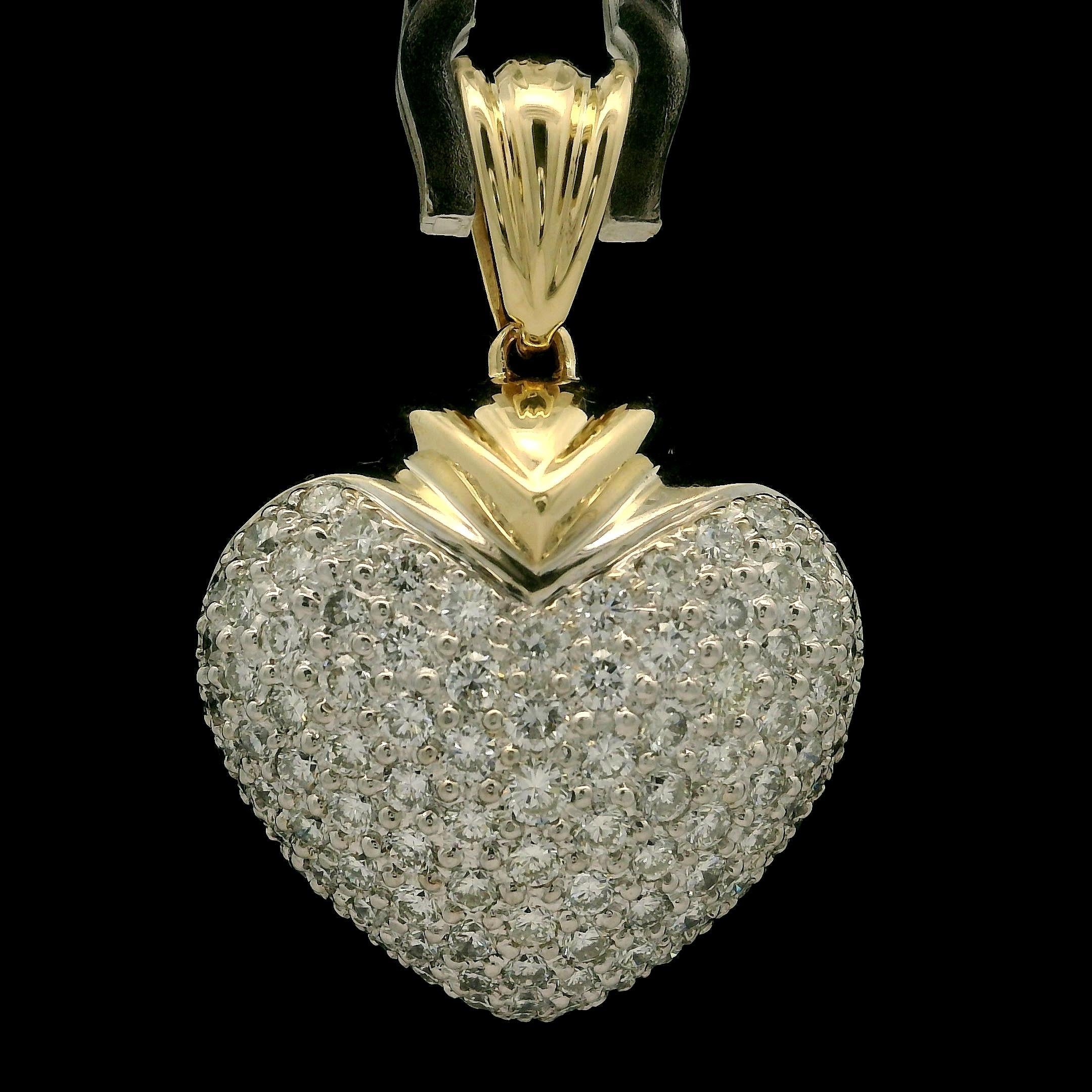 -Stein(e)-
Zahlreiche natürliche echte Diamanten - runder Brillantschliff - Pave Set - Farbe H/I - Reinheit SI1-I1 - ca. 3,0ctw.

MATERIAL: Massiv 14k Gelbgold mit Weißgold oben
Gewicht: 24,86 Gramm
Höhe des Anhängers: 37,9 mm (1,4