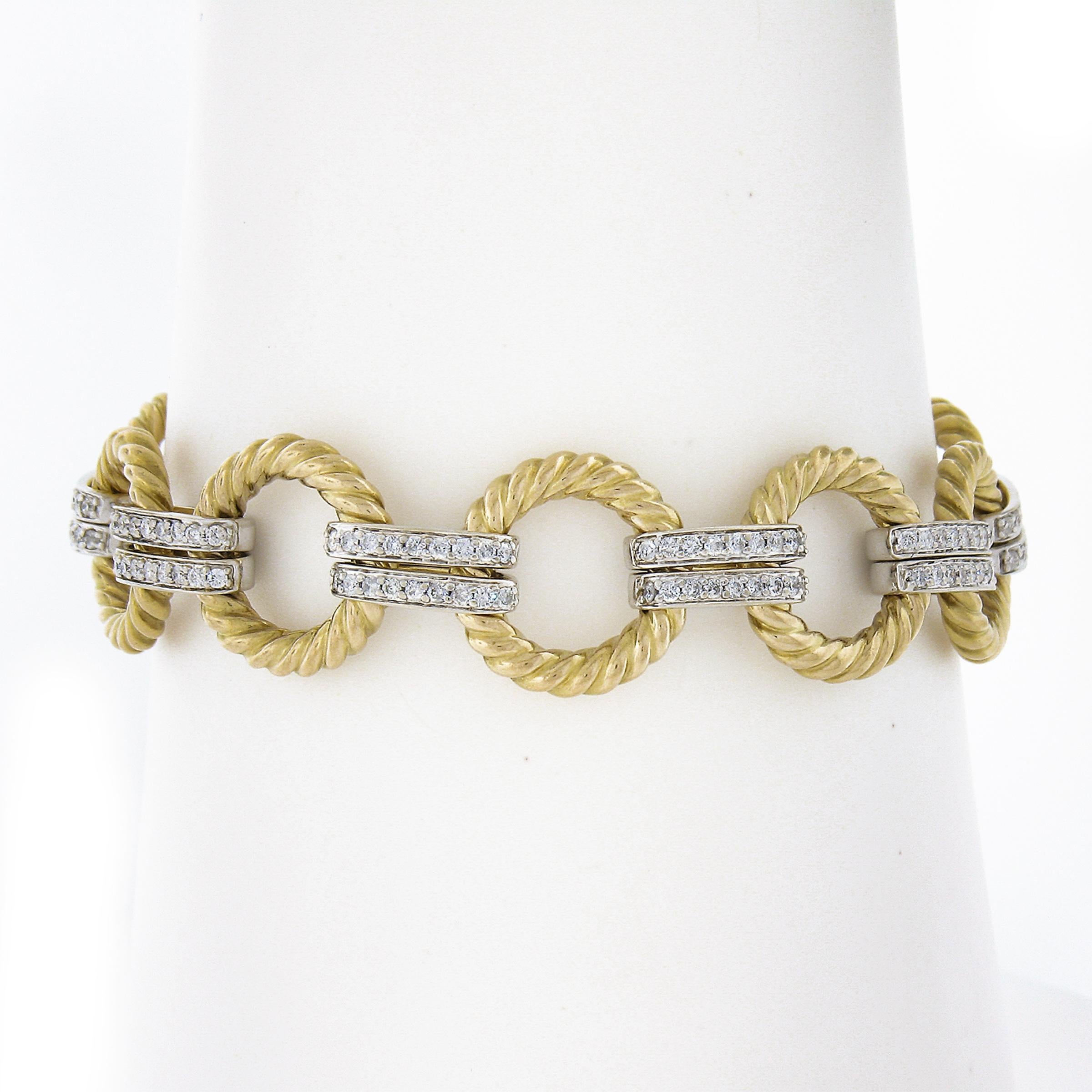 Hier haben wir ein massives, gut verarbeitetes Goldarmband mit runden, gedrehten Drahtgliedern und doppelten, mit Diamanten besetzten Verbindungsstücken. Sehr elegant und tragbar! Viel Spaß!

--Stein(e):--
178 Echte Diamanten: Runder Brillantschliff