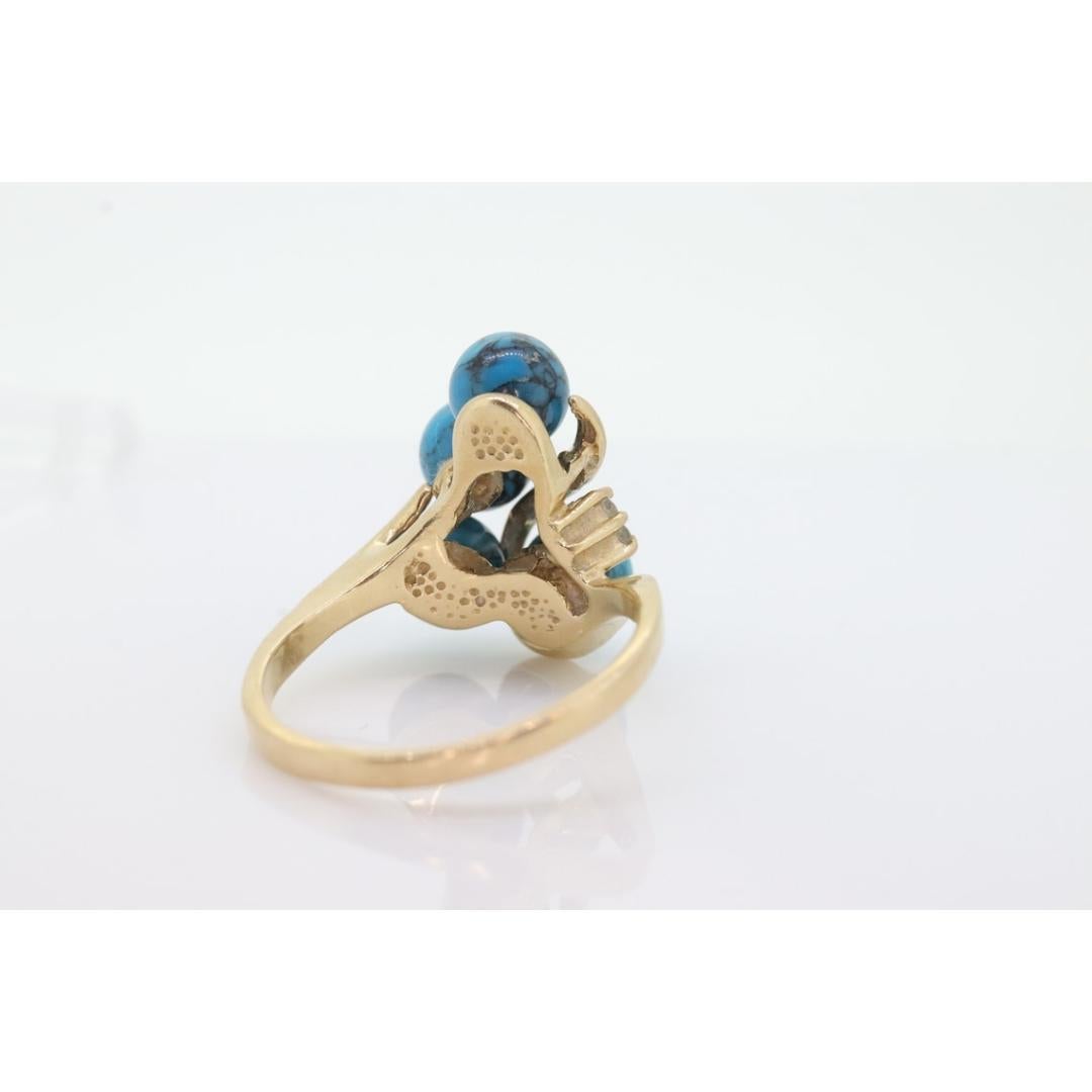 Vintage By
Größe: 7 1/4 US
MATERIALIEN: Gold
Edelstein: Türkis

Edelsteinfarbe: Weiß

Schöner Naturtürkis in 14k Gold eingefasst. Winzige Diamant-Akzente.

Einzelheiten:
5,2 Gramm Gesamtgewicht
6mm Türkis Perlen
1,8 mm Diamanten
Größe 7.25
