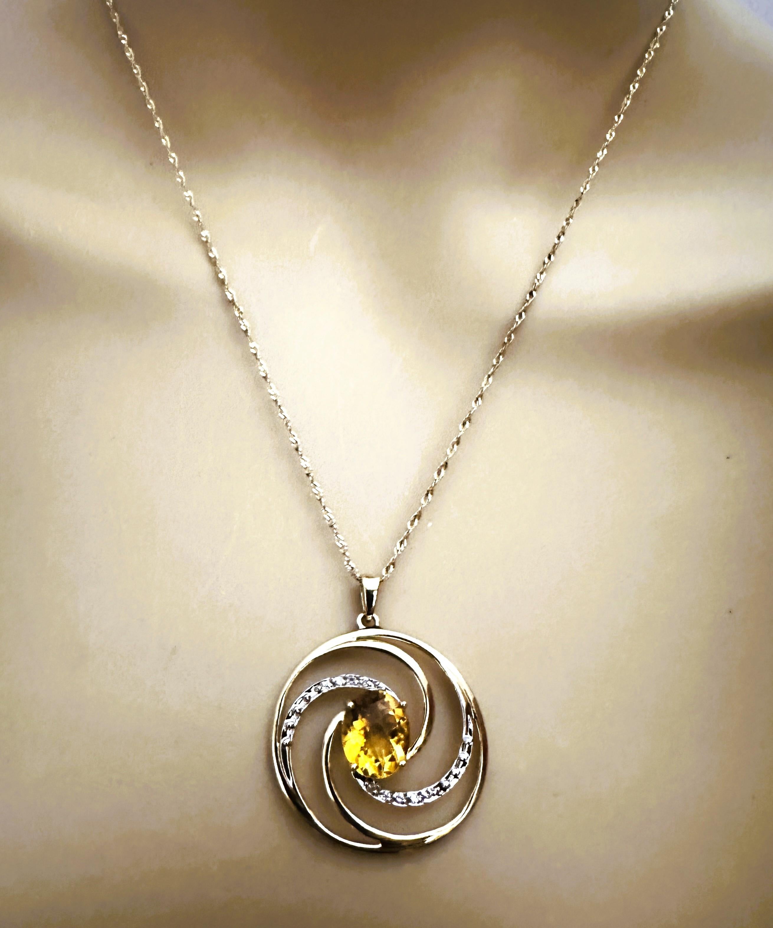 Art déco 14k bicolore 2,65 carats  Collier à pendentif circulaire en or avec citrine et diamant en vente