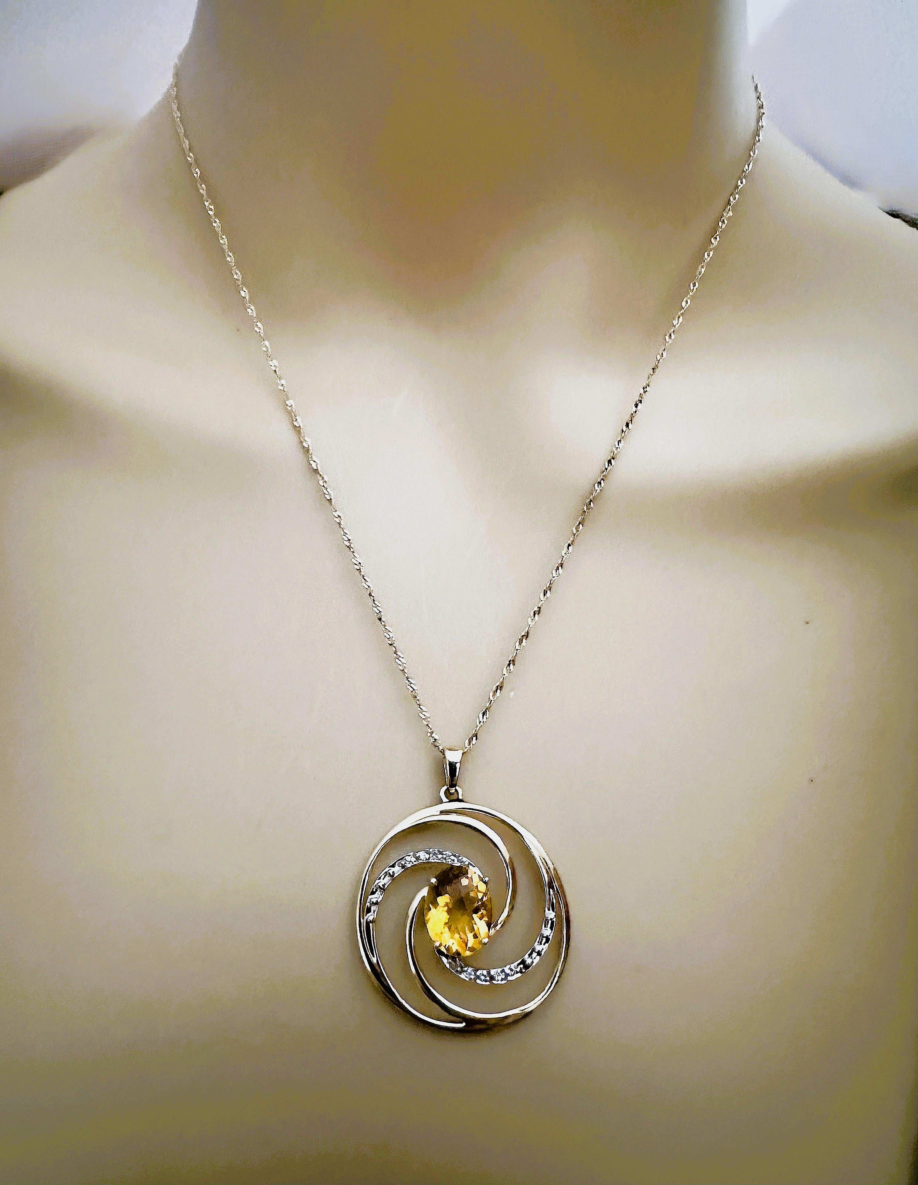 Taille ovale 14k bicolore 2,65 carats  Collier à pendentif circulaire en or avec citrine et diamant en vente
