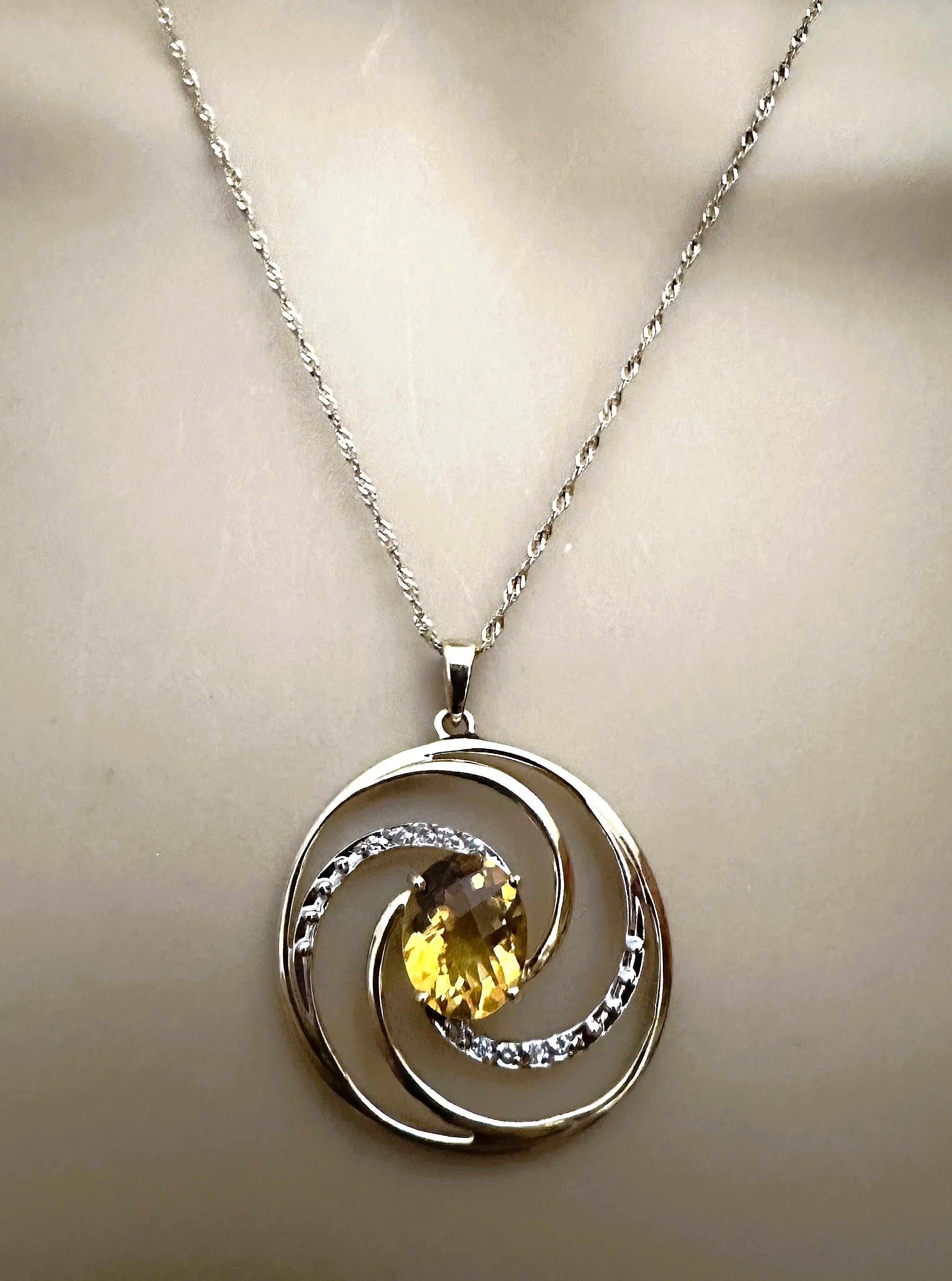14k bicolore 2,65 carats  Collier à pendentif circulaire en or avec citrine et diamant Excellent état - En vente à Eagan, MN