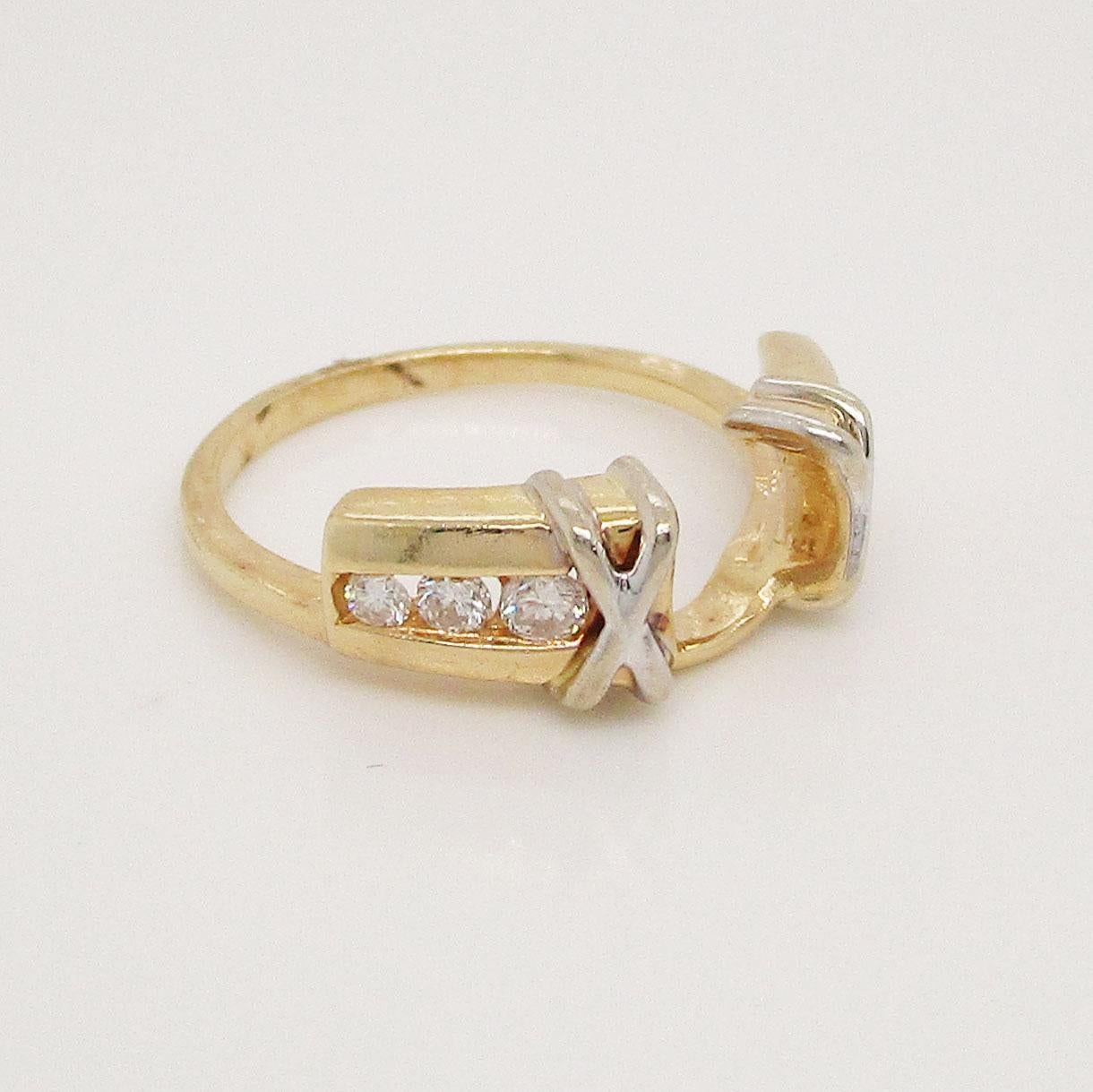Ein Verlobungsring aus 14 Karat Weiß- und Gelbgold mit überlappenden Knoten auf der Vorderseite und einem Kanal mit abgestuften Diamanten auf den Schultern.  Sie ist für eine 6-polige Tiffany-Halterung ausgelegt. Stecken Sie einfach Ihren eleganten