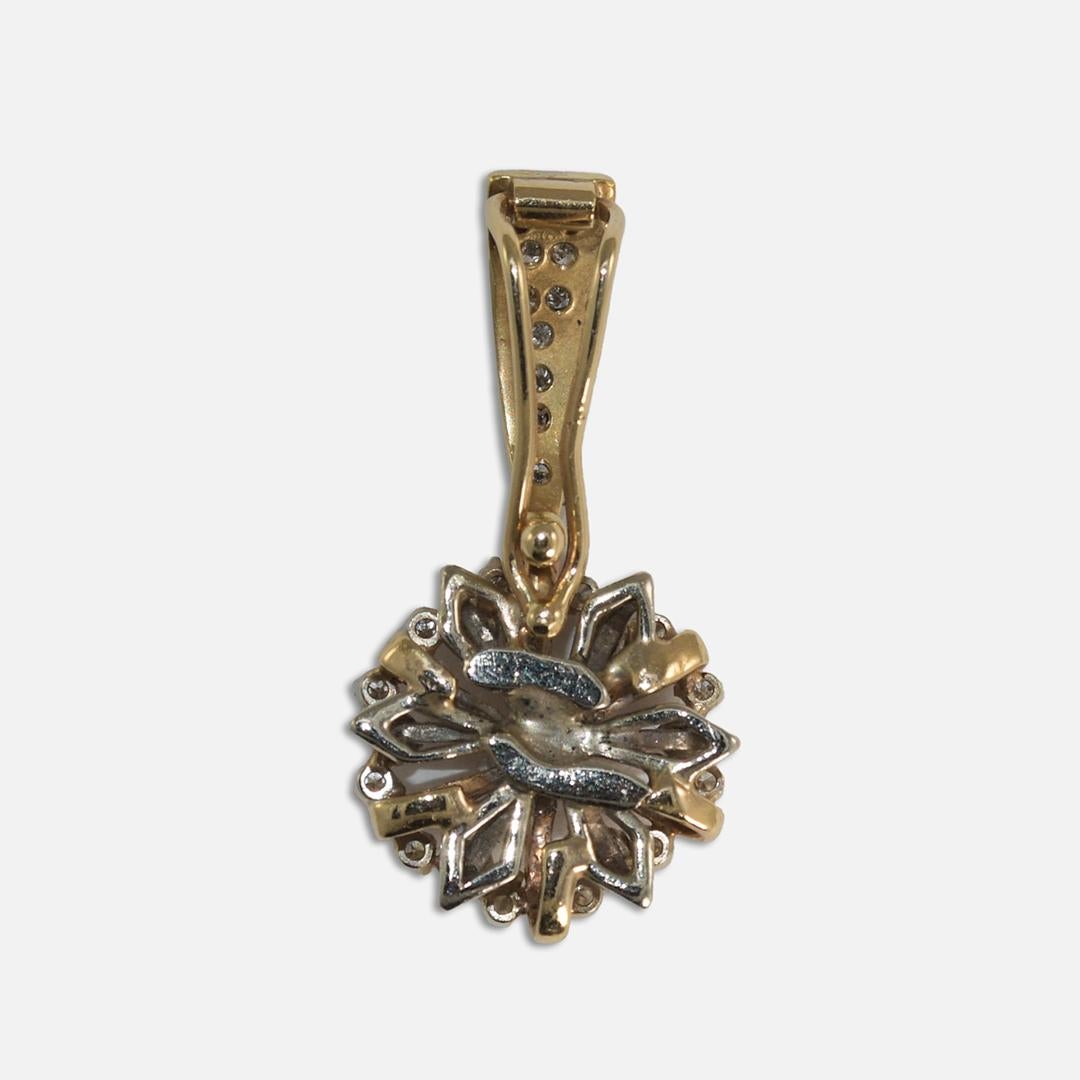 Pendentif de style floral en diamants 14k bicolores.
Le centre est orné d'un diamant RBC de 0,25ct et de plus petits diamants accentués de 0,01ct de taille unique.
Tests de 55% au pistolet à rayons X. 
Pèse 6,4gr