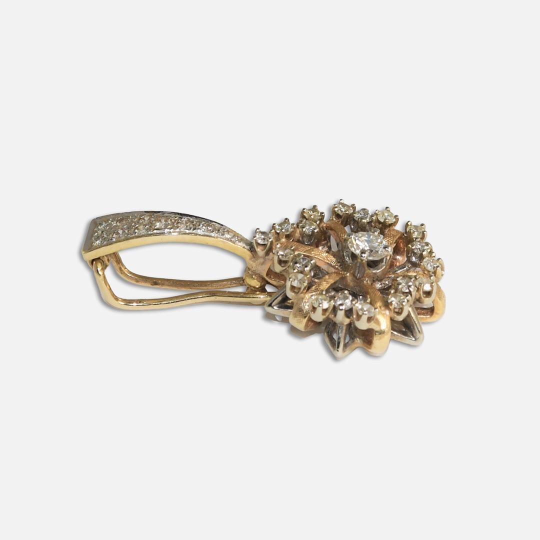 14K Pendentif fleur en diamant bicolore 0.50ct Excellent état - En vente à Laguna Beach, CA