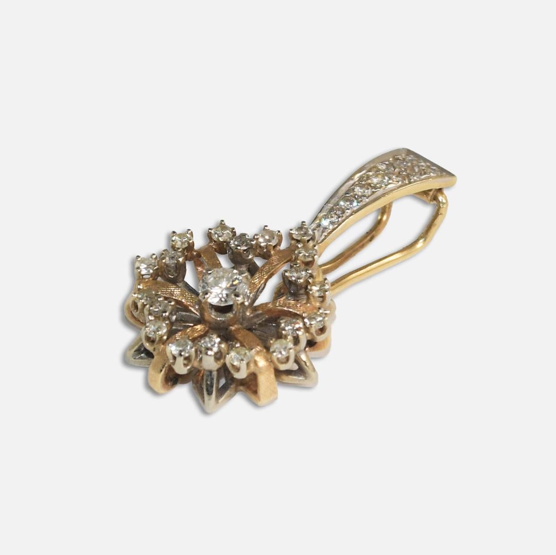 14K Pendentif fleur en diamant bicolore 0.50ct en vente 2