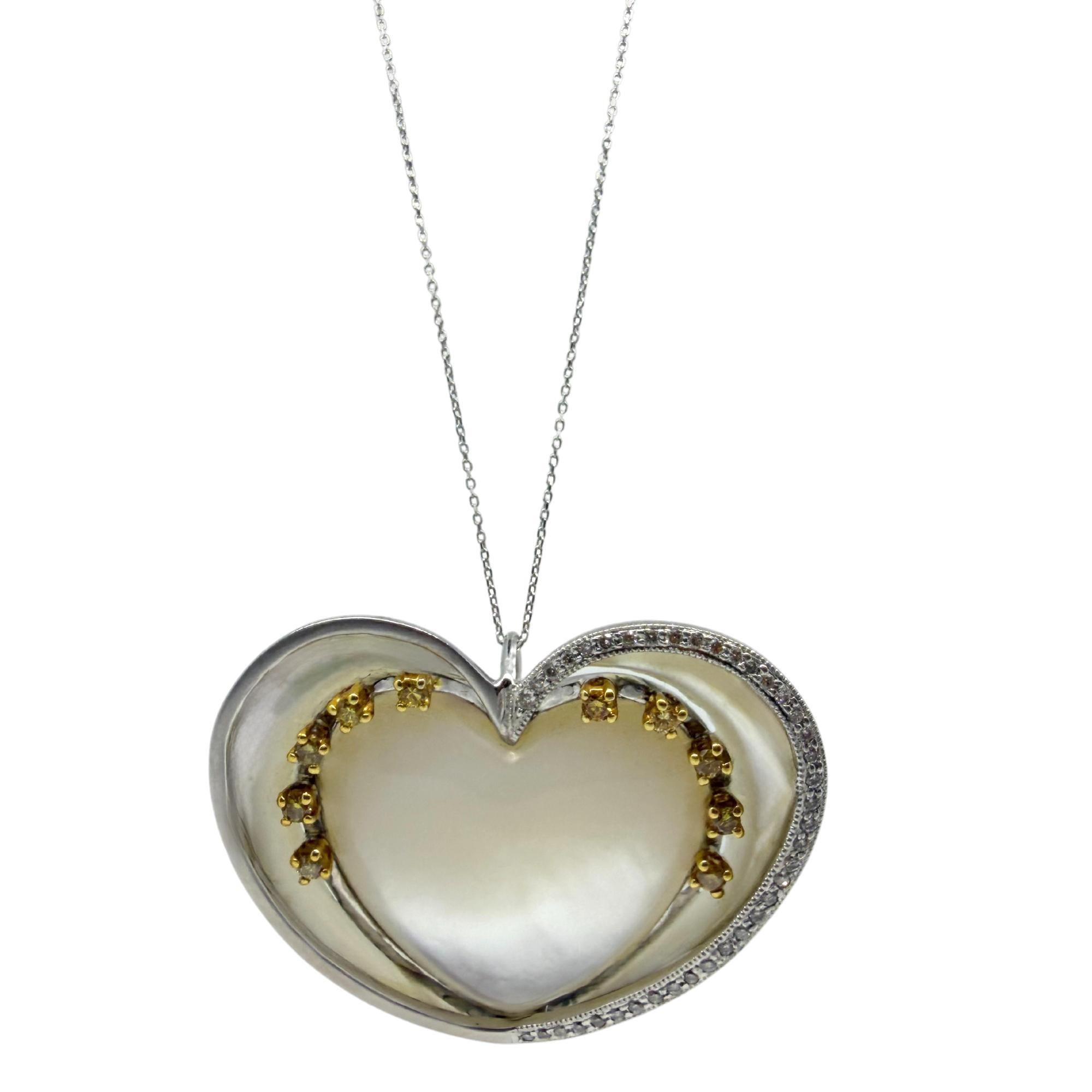 Taglio rotondo Collana a cuore in 14K con diamanti, madreperla e zaffiro giallo in due tonalità in vendita