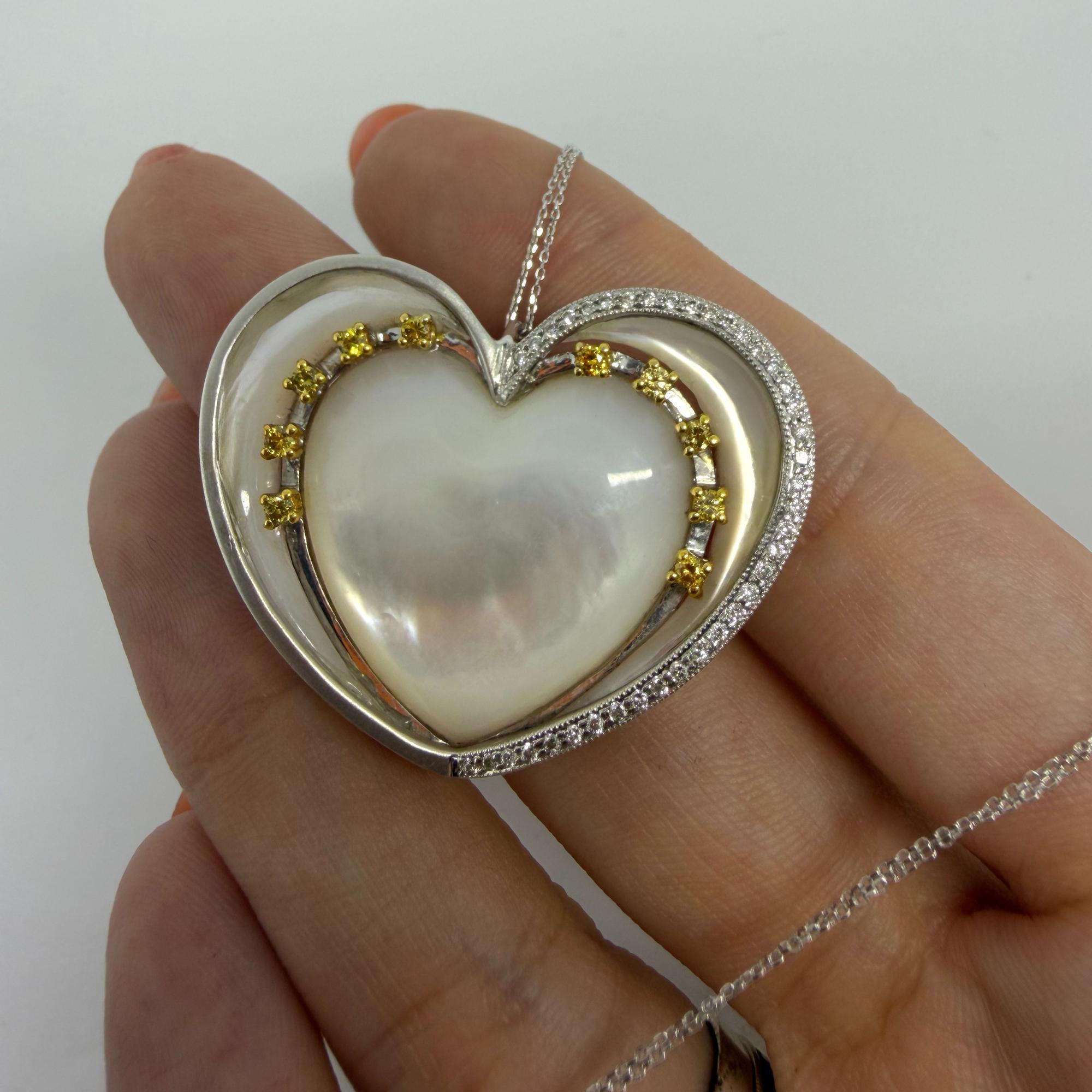 Collana a cuore in 14K con diamanti, madreperla e zaffiro giallo in due tonalità In condizioni buone in vendita a New York, NY