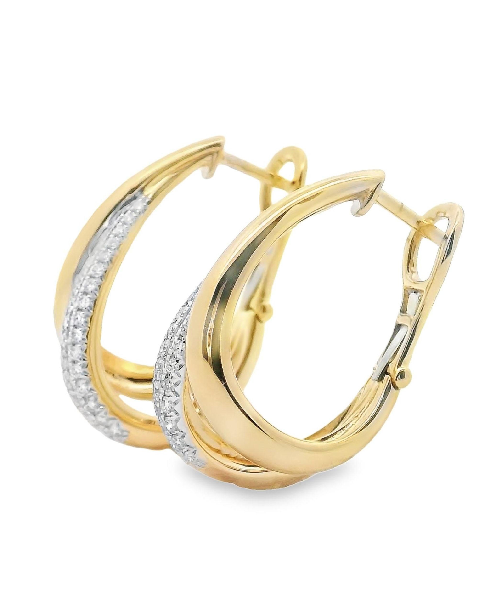 Orecchini a doppio cerchio in oro giallo 14K con diamanti rotondi sfaccettati incastonati per un totale di 0,48 carati.

- Chiusura posteriore alla francese
-I diamanti hanno un colore H e una purezza SI.