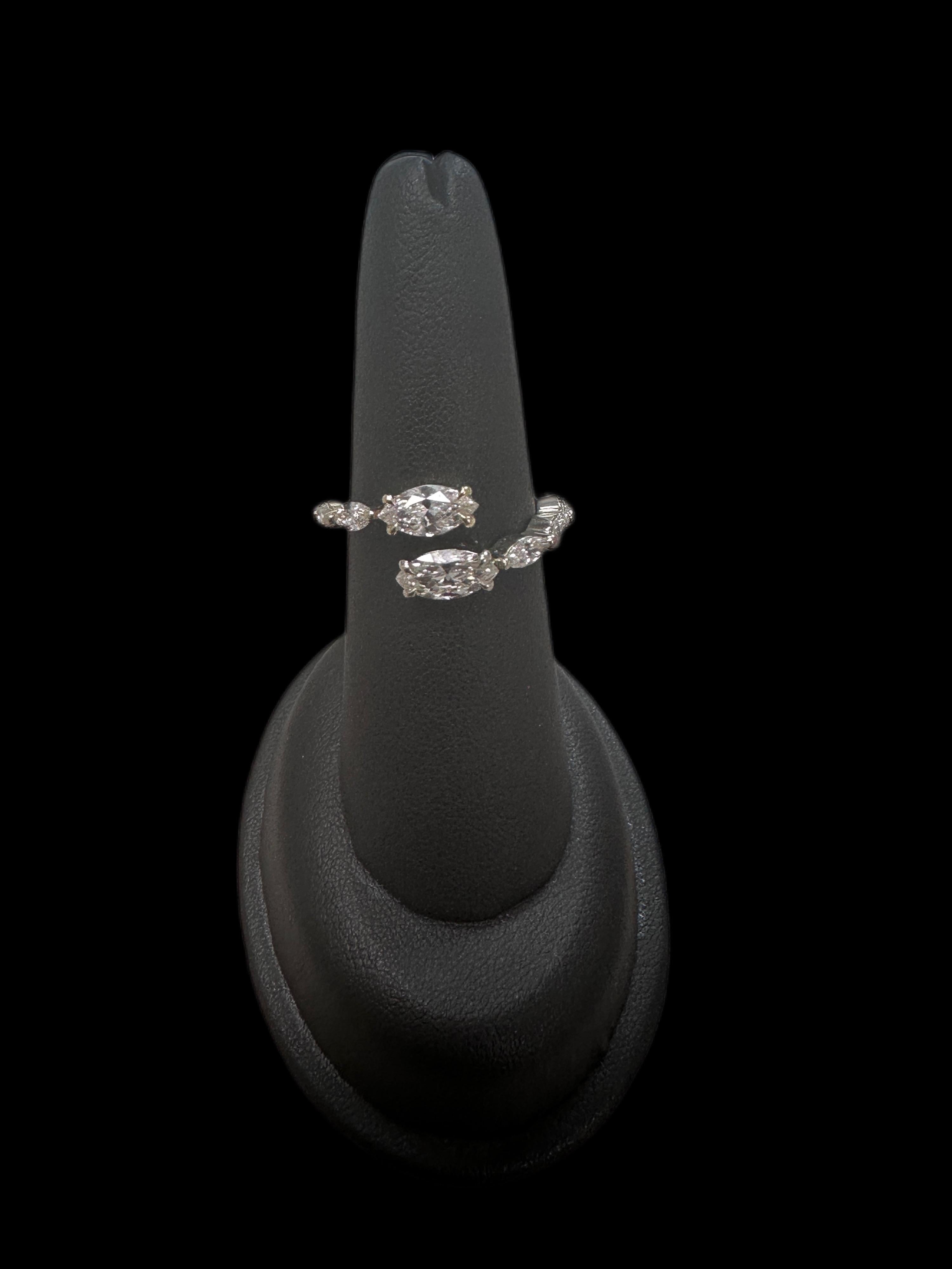 Marquis-Diamanten: 0.81ct
Mittelstein: Marquis: 0,60ct, 0,58ct