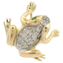 Broche de oro de dos tonos de 14 quilates con diamantes de 0,15 quilates y esmeralda con detalle de rana