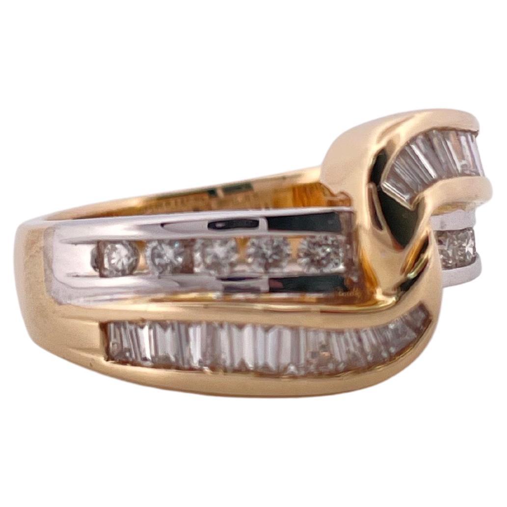 Este elegante anillo de diamantes en dos tonos de 14k muestra una sofisticada interacción de oro amarillo y blanco, creando un llamativo contraste. El diseño presenta un elegante motivo cruzado, con una banda de oro amarillo pulido que se extiende