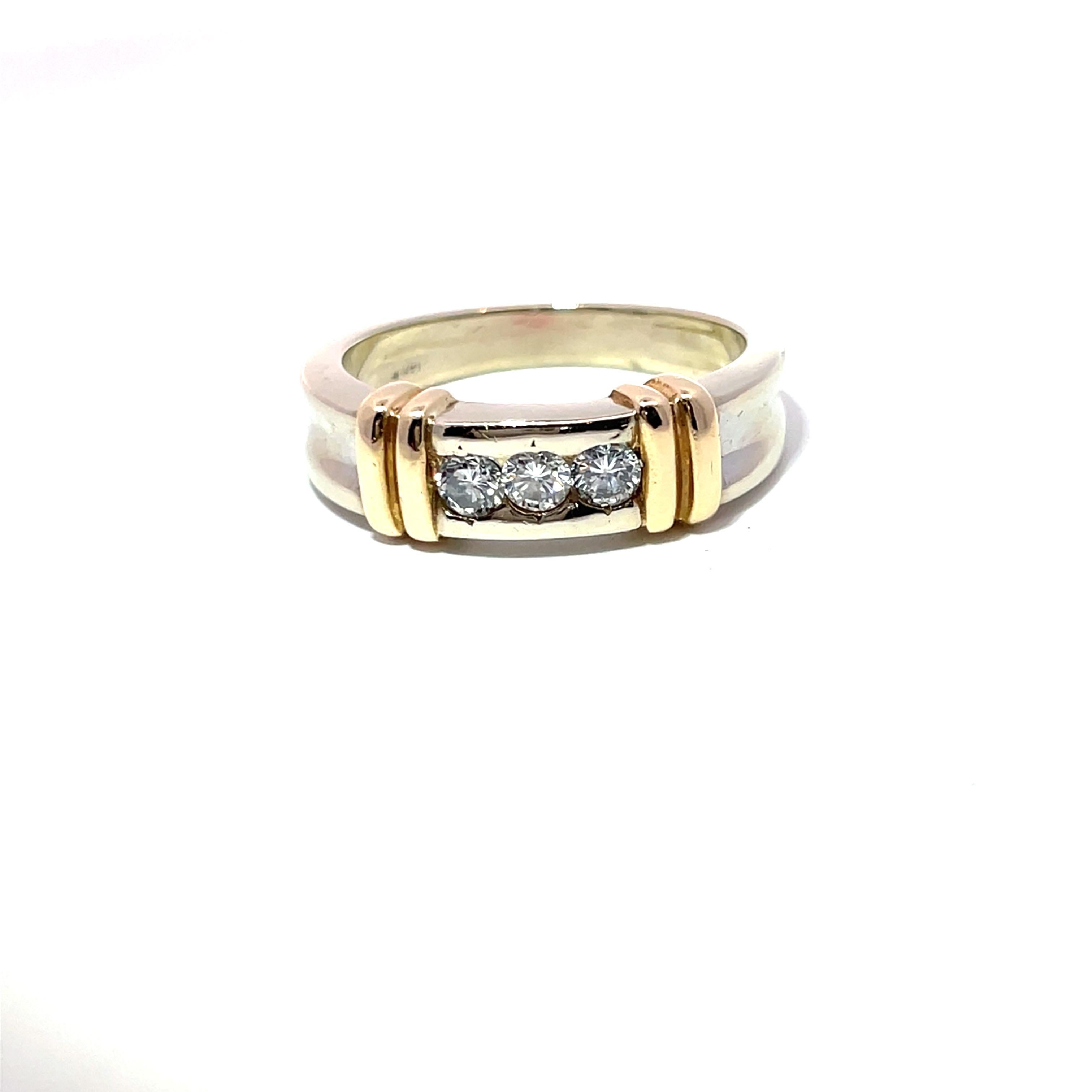 Découvrez l'élégance de la bague à trois pierres en or 14k, une pièce raffinée au design contemporain. Cette bague est ornée de trois diamants blancs taillés en brillant, dont l'éclat se détache sur le fond élégant de l'or 14k. L'association de l'or
